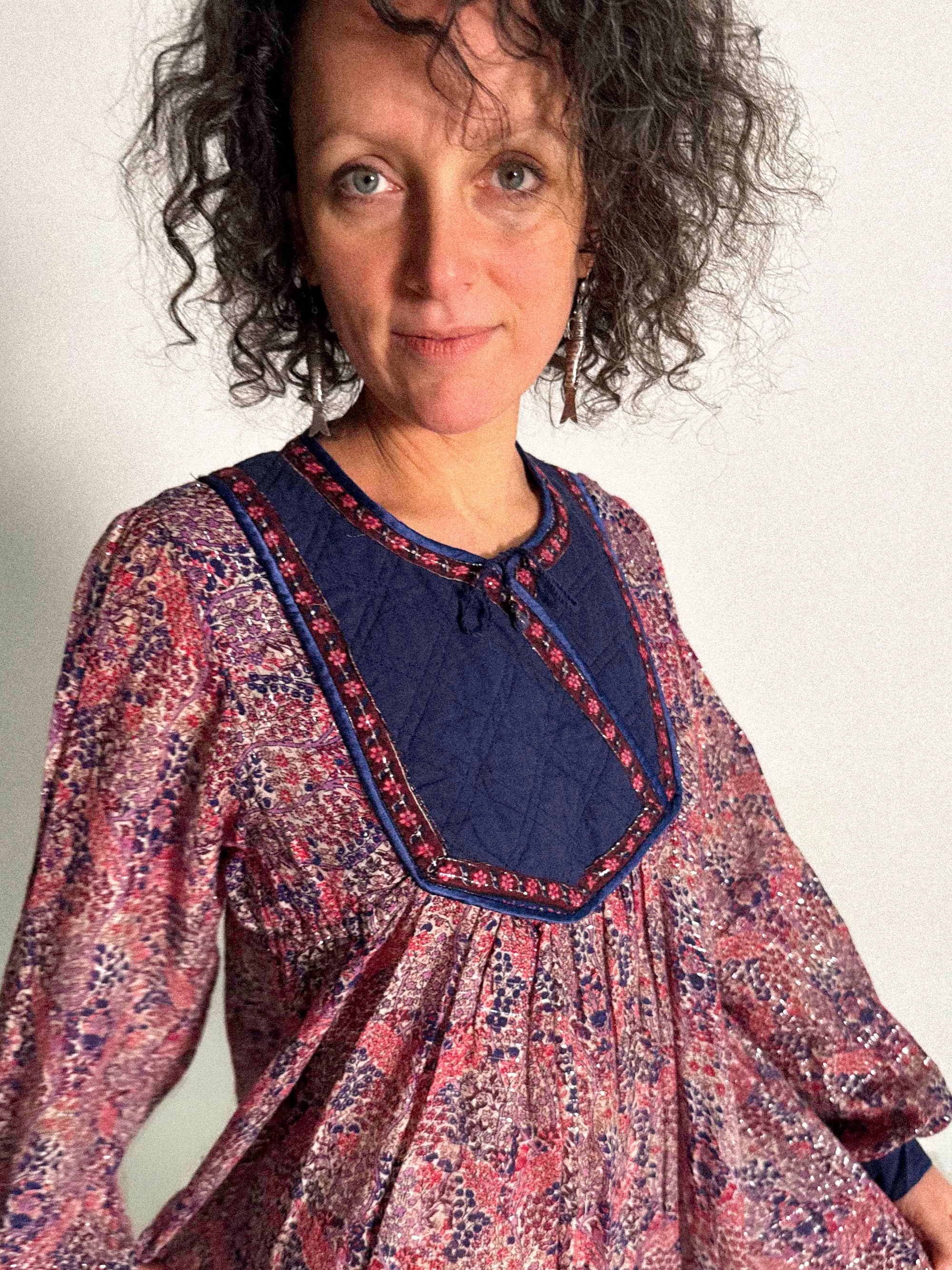 Indisches Baumwollgaze-Kleid aus den 1970er Jahren mit silbernem Lurex und gesteppter Passe