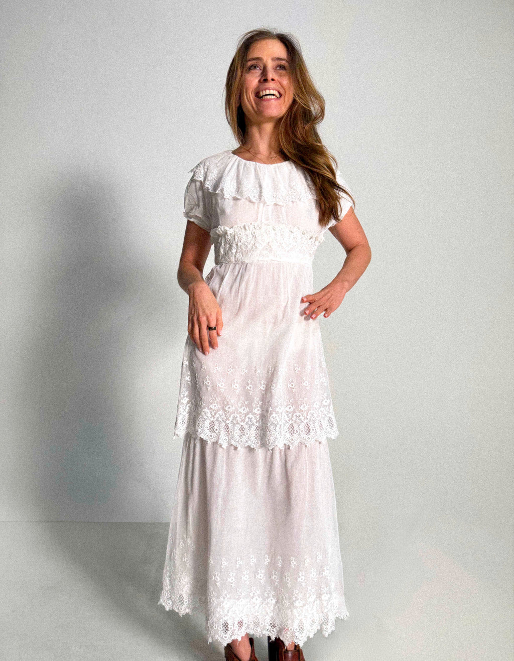 Edwardianisches Tageskleid aus Baumwolle und Mesh mit mehreren Lagen und Rüschenkragen aus Spitze