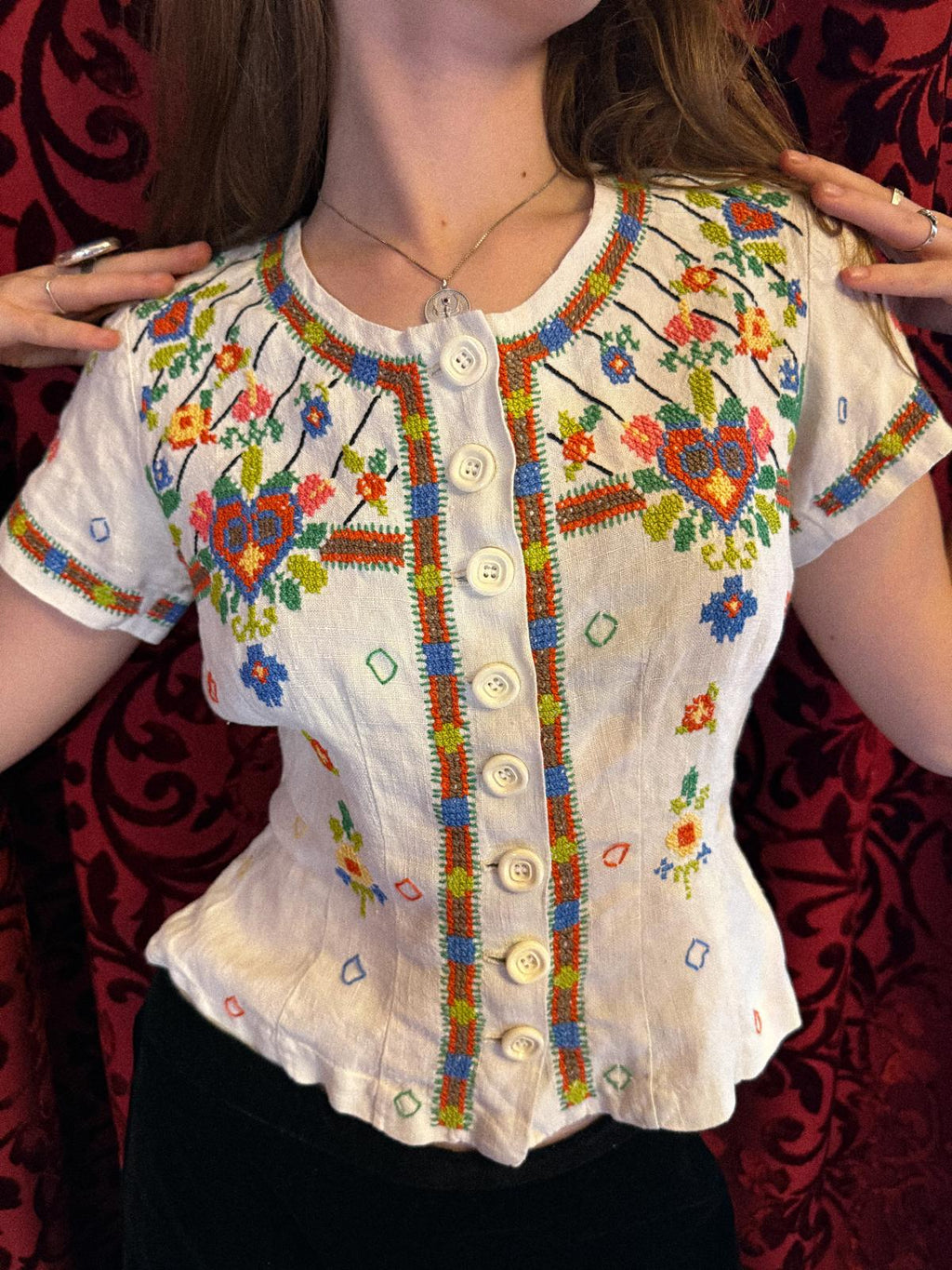 Bestickte Folk-Bluse aus den 1930er Jahren mit taillierter Taille und Schößchen am Rücken