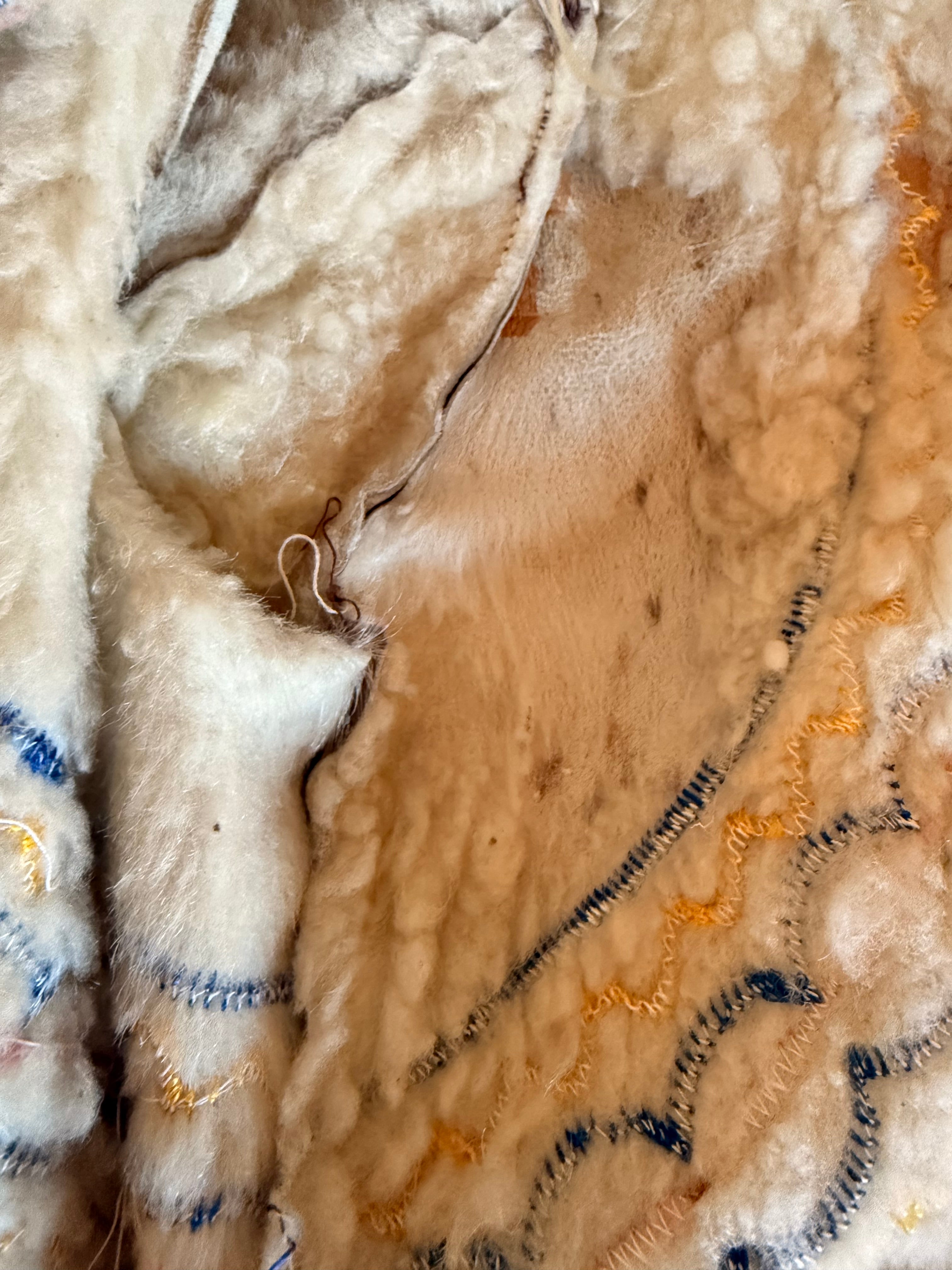Afghanische Shearling-Mantel aus den 1970er Jahren – handgefertigte Wildlederjacke mit Stickerei & Pelzbesatz