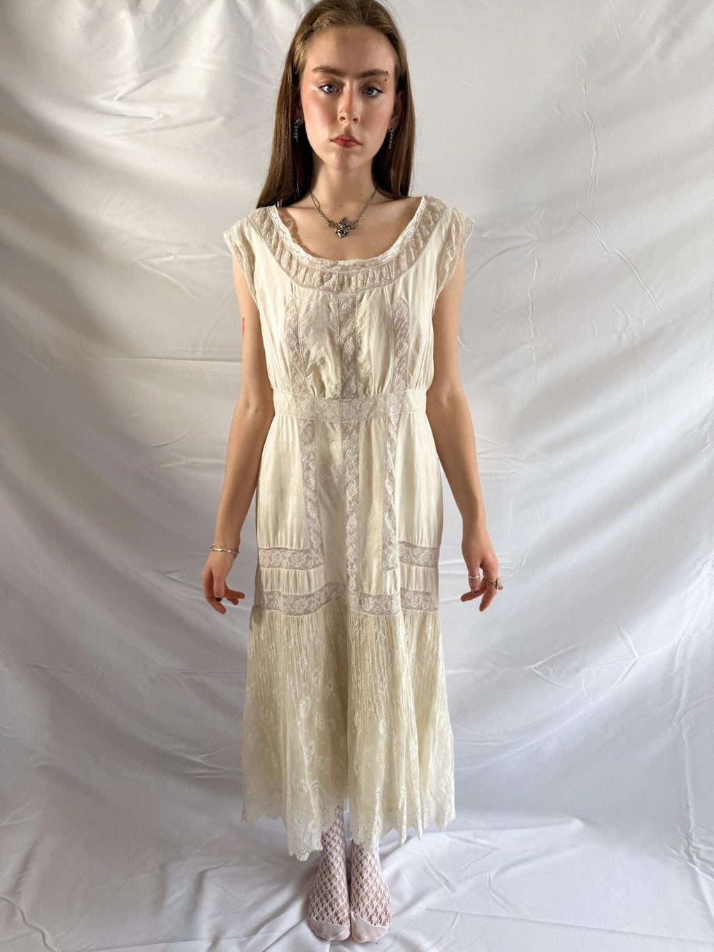 Spätedwardianisches Seidenkleid mit Spitze – Antikcremefarbenes Hochzeits-/Dessouskleid aus Seide mit Empire-Taille und Spitzenpaneelen