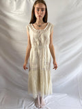 Spätedwardianisches Seidenkleid mit Spitze – Antikcremefarbenes Hochzeits-/Dessouskleid aus Seide mit Empire-Taille und Spitzenpaneelen