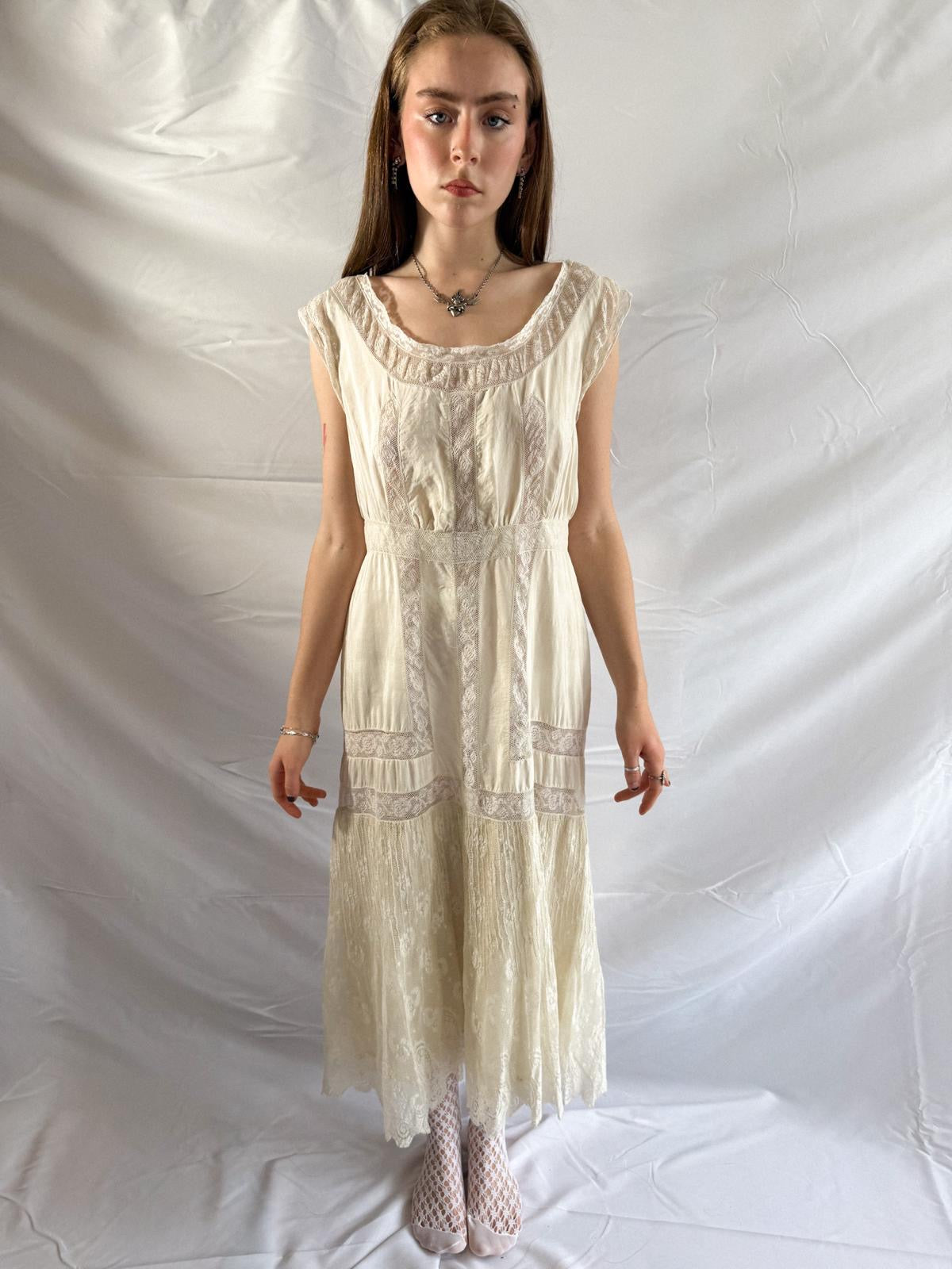 Spätedwardianisches Seidenkleid mit Spitze – Antikcremefarbenes Hochzeits-/Dessouskleid aus Seide mit Empire-Taille und Spitzenpaneelen
