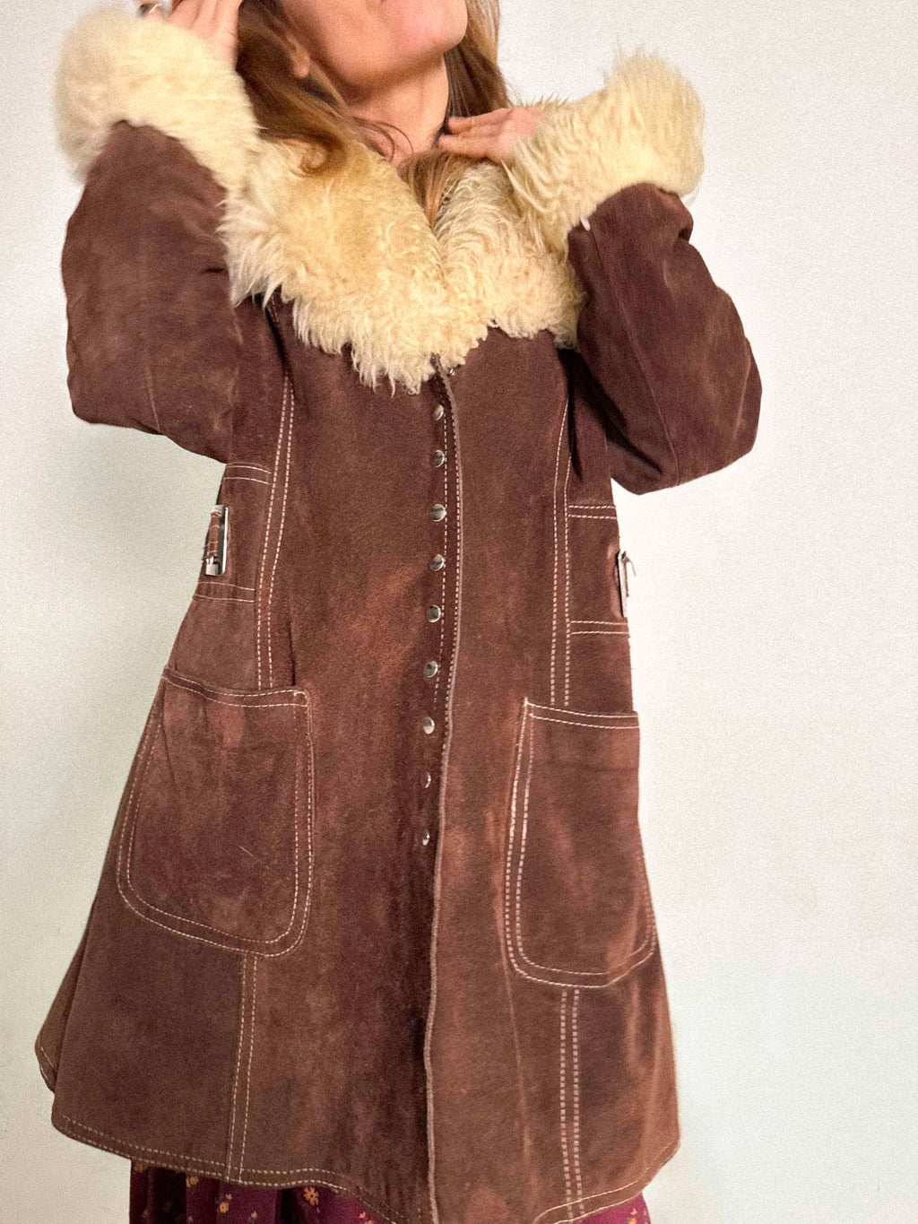 Brauner Wildleder-Penny-Lane-Mantel aus den 1970er-Jahren mit Knopfleiste und opulentem Schaffellkragen