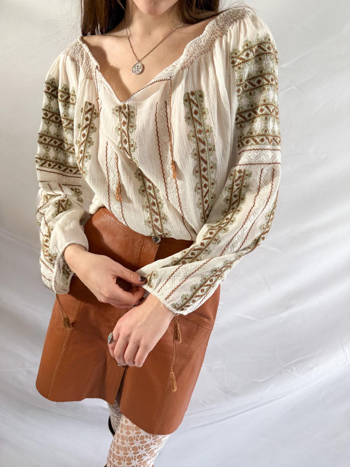 Handbestickte Volksbluse aus den 1940ern – Vintage-Bauernoberteil aus cremefarbener Baumwollgaze