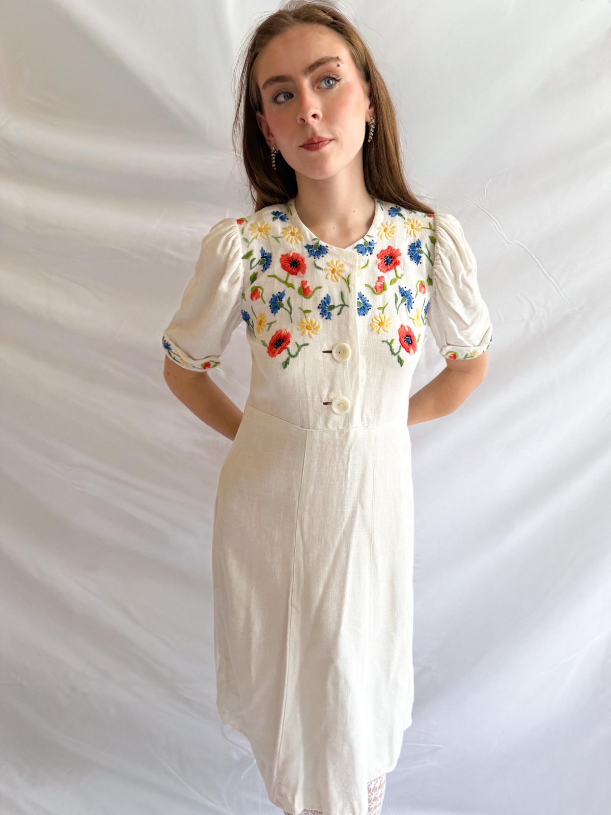 Besticktes Leinenkleid aus den 1940er Jahren – Vintage Blumen-Trachtenkleid mit Mohn- und Kornblumenstickerei