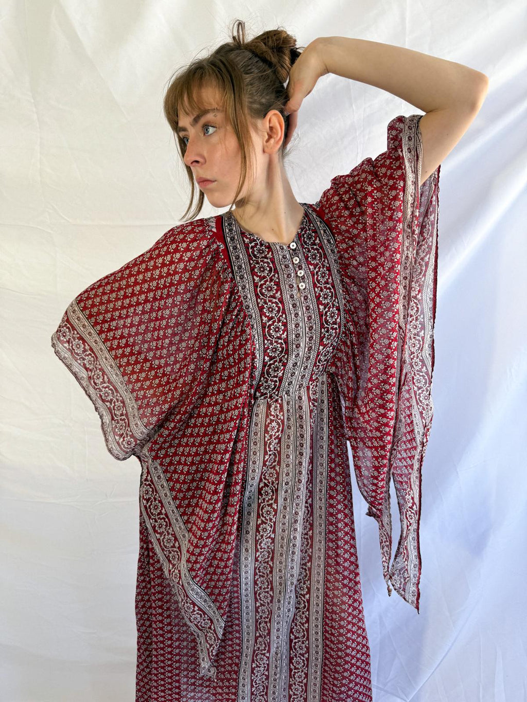 1970er Jahre Baumwollgaze Kaftan Maxikleid mit Engelsflügelärmeln – Unetikettiert Ayesha Davar