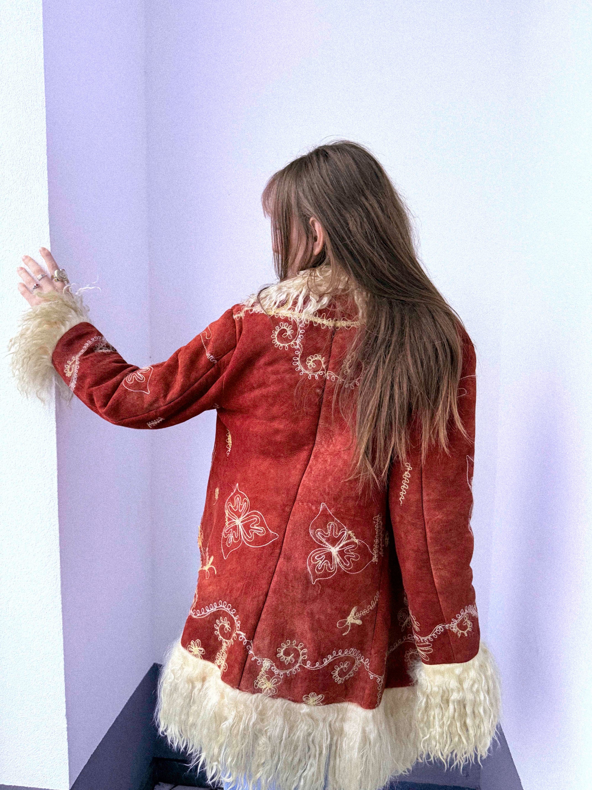 Seltener Penny Lane Mantel aus afghanischem Wildleder und Lammfell aus den 1960er Jahren – Tomatenrot mit cremefarbenen Besätzen