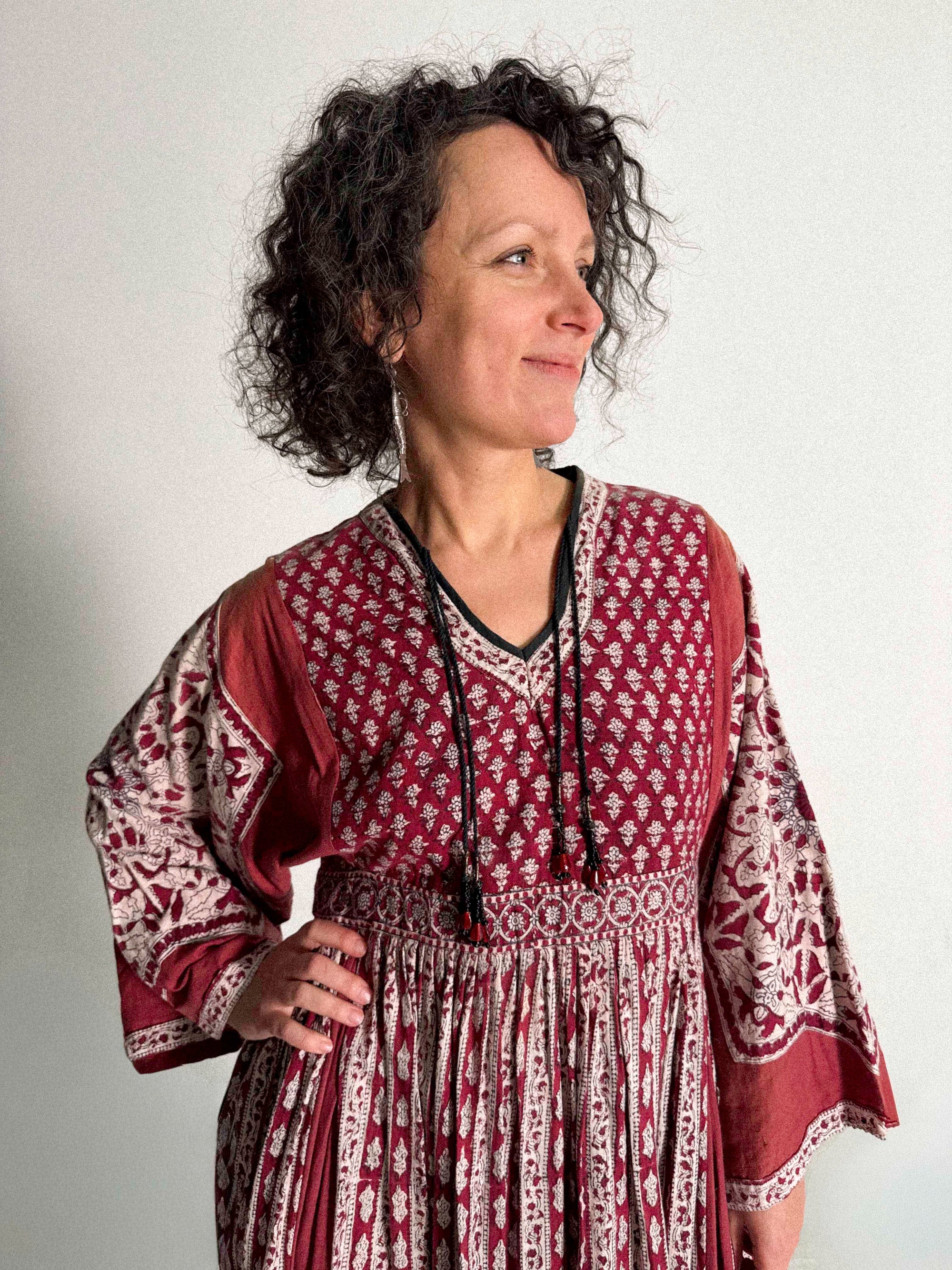 Blockdruckkleid aus den 1970er Jahren mit Engelsärmeln