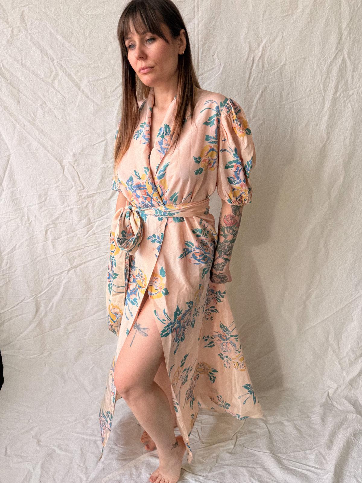 1930s Floral Rayon Taffeta Hostess Gown / Housecoat