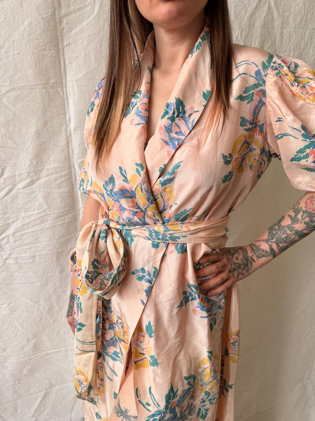 1930s Floral Rayon Taffeta Hostess Gown / Housecoat