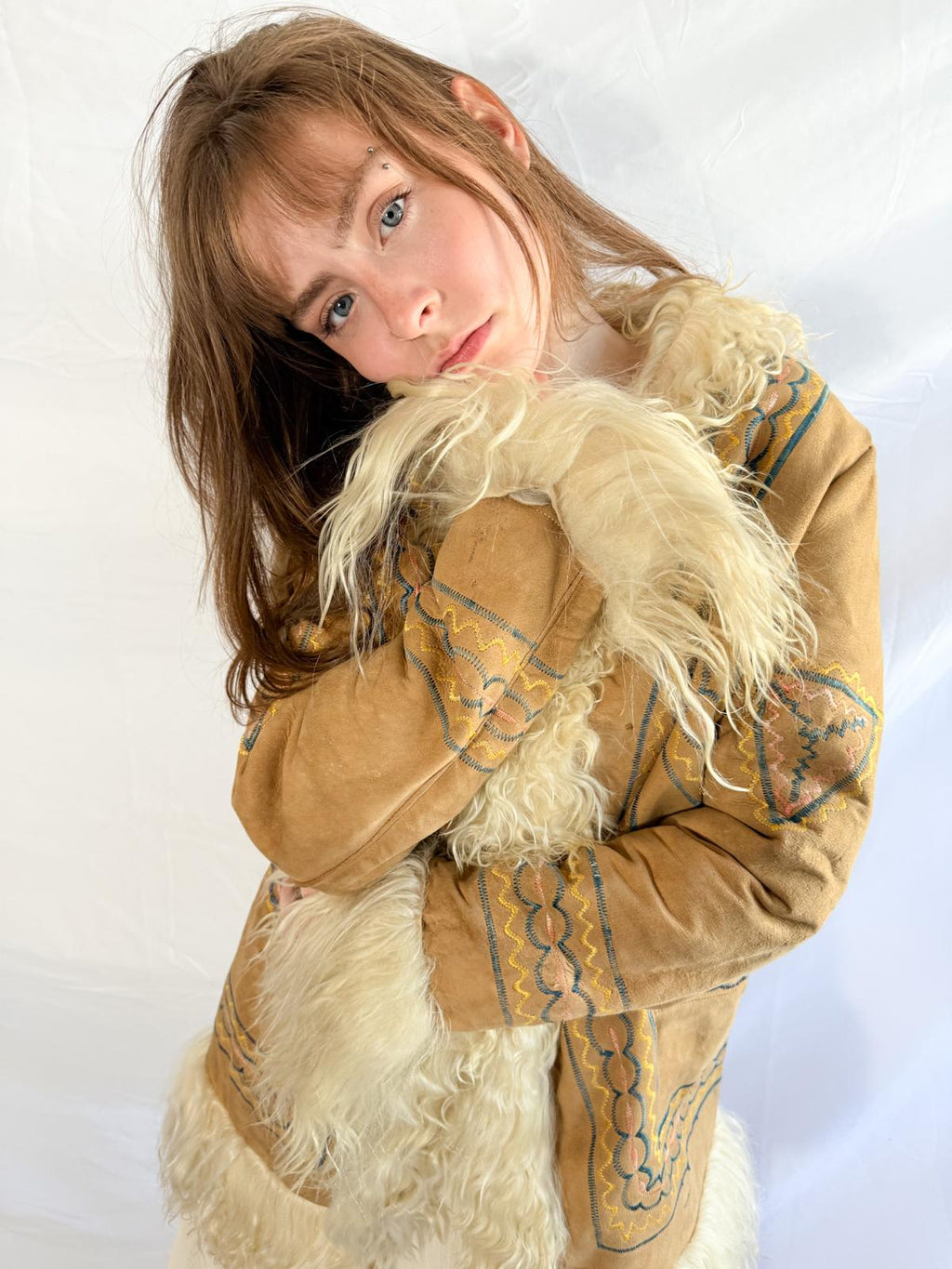 Afghanische Shearling-Mantel aus den 1970er Jahren – handgefertigte Wildlederjacke mit Stickerei & Pelzbesatz