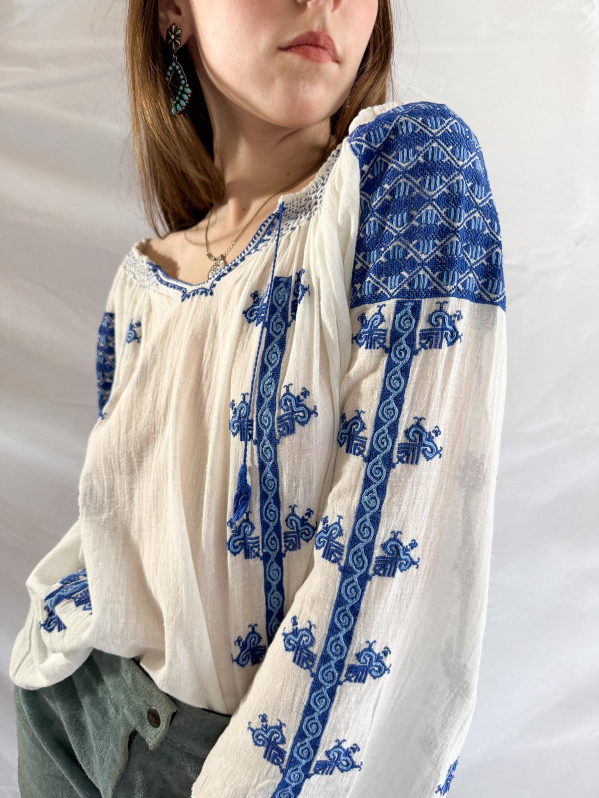 Bestickte Bluse aus Osteuropa der 1940er Jahre – handbestickte blaue Folklore-Bluse aus Baumwollgaze