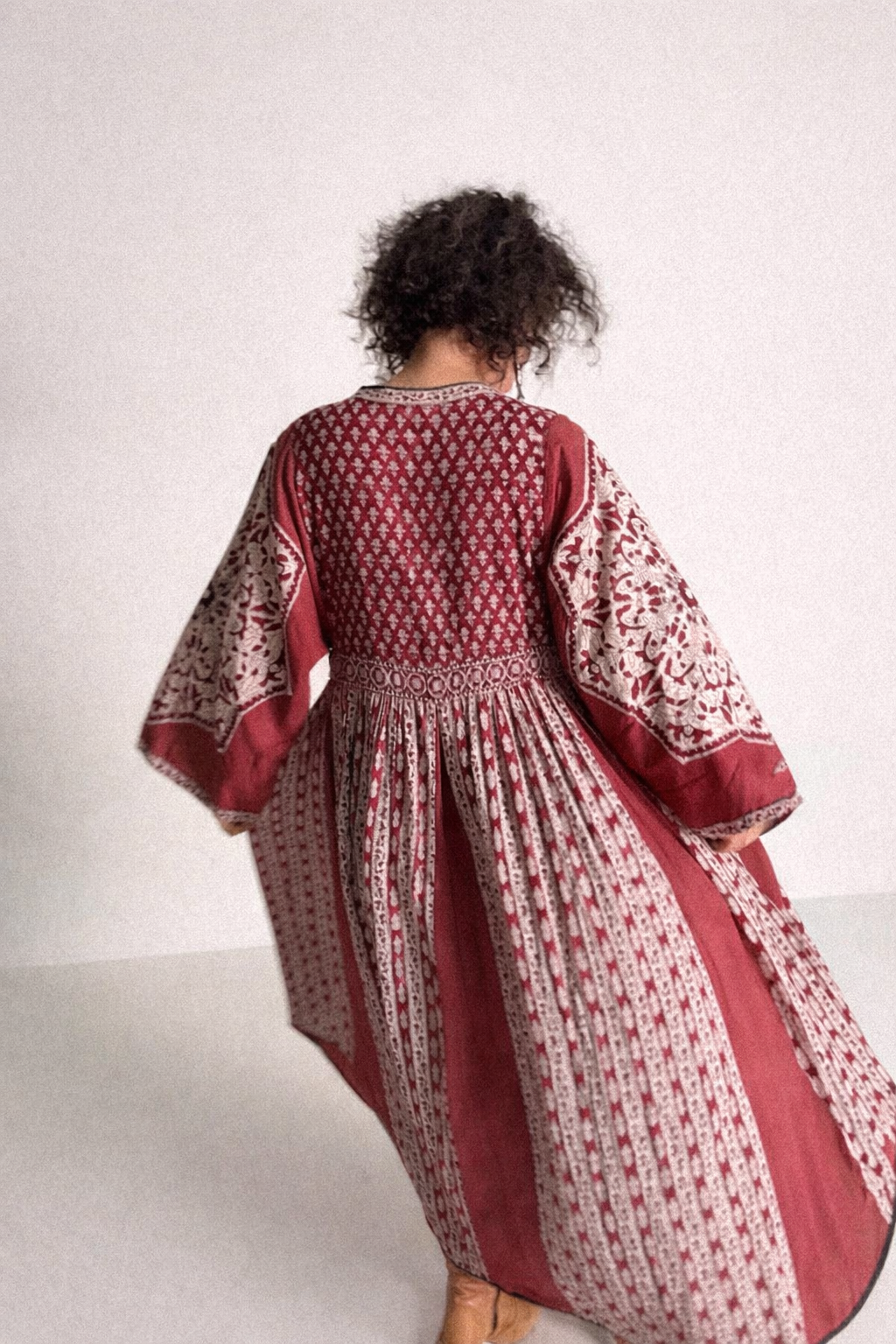 Blockdruckkleid aus den 1970er Jahren mit Engelsärmeln