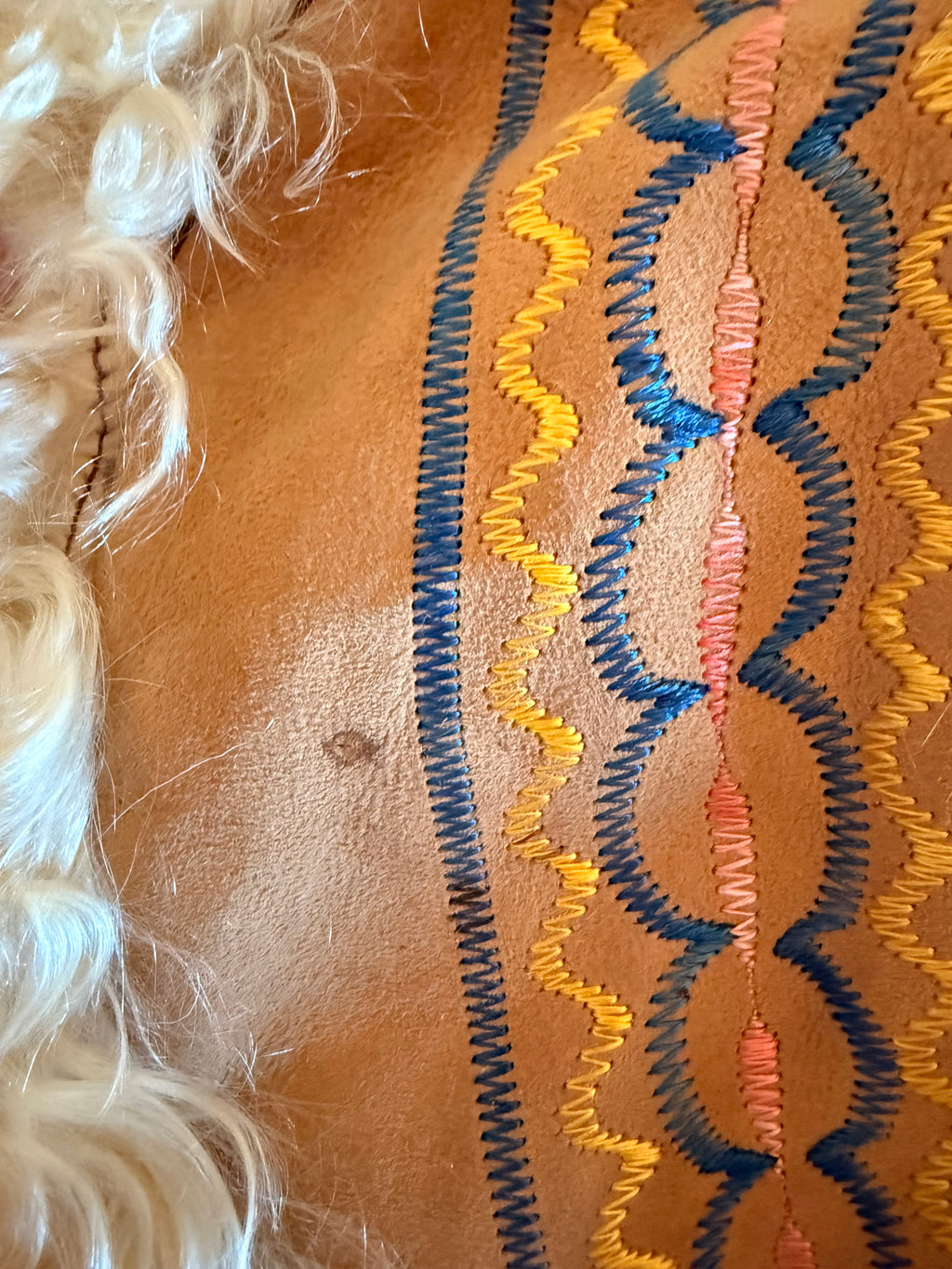 Afghanische Shearling-Mantel aus den 1970er Jahren – handgefertigte Wildlederjacke mit Stickerei & Pelzbesatz