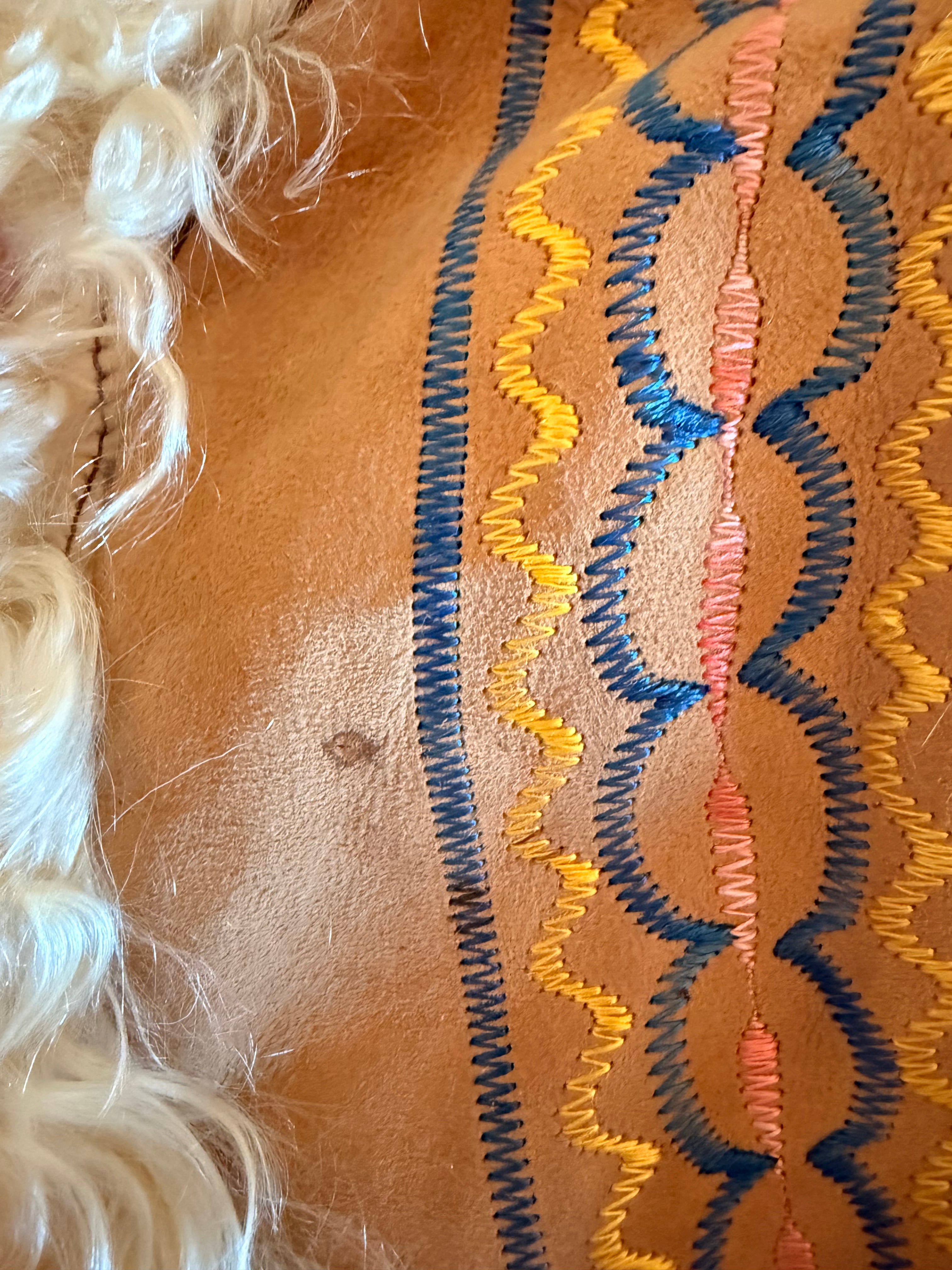Afghanische Shearling-Mantel aus den 1970er Jahren – handgefertigte Wildlederjacke mit Stickerei & Pelzbesatz