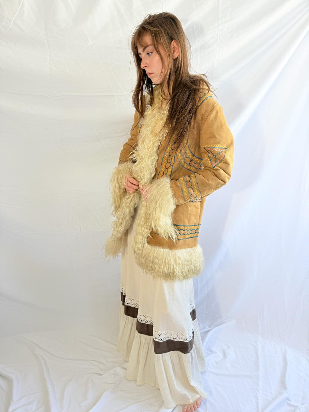 Afghanische Shearling-Mantel aus den 1970er Jahren – handgefertigte Wildlederjacke mit Stickerei & Pelzbesatz