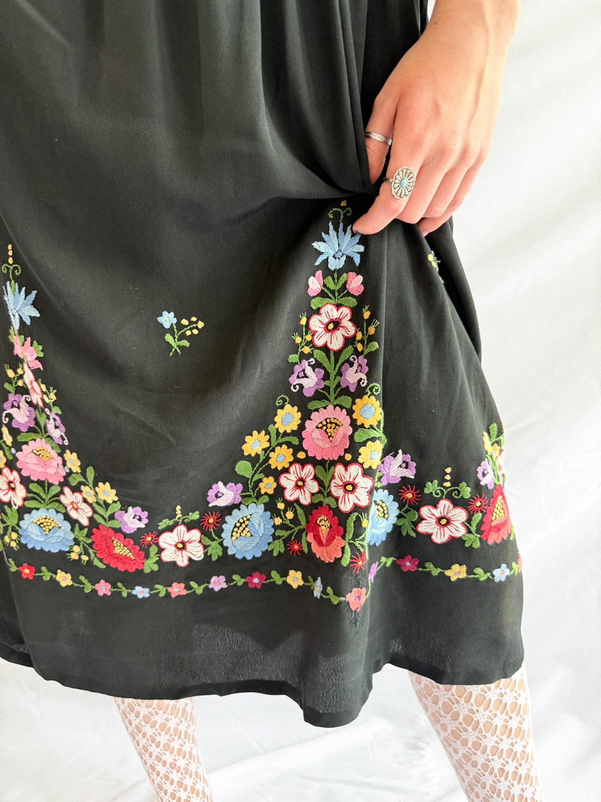 Seltenes antikes, handbesticktes Volkskleid aus den 1920er-Anfang der 1930er Jahre – schwarzes Rayon-Crêpe mit gesmokter Taille