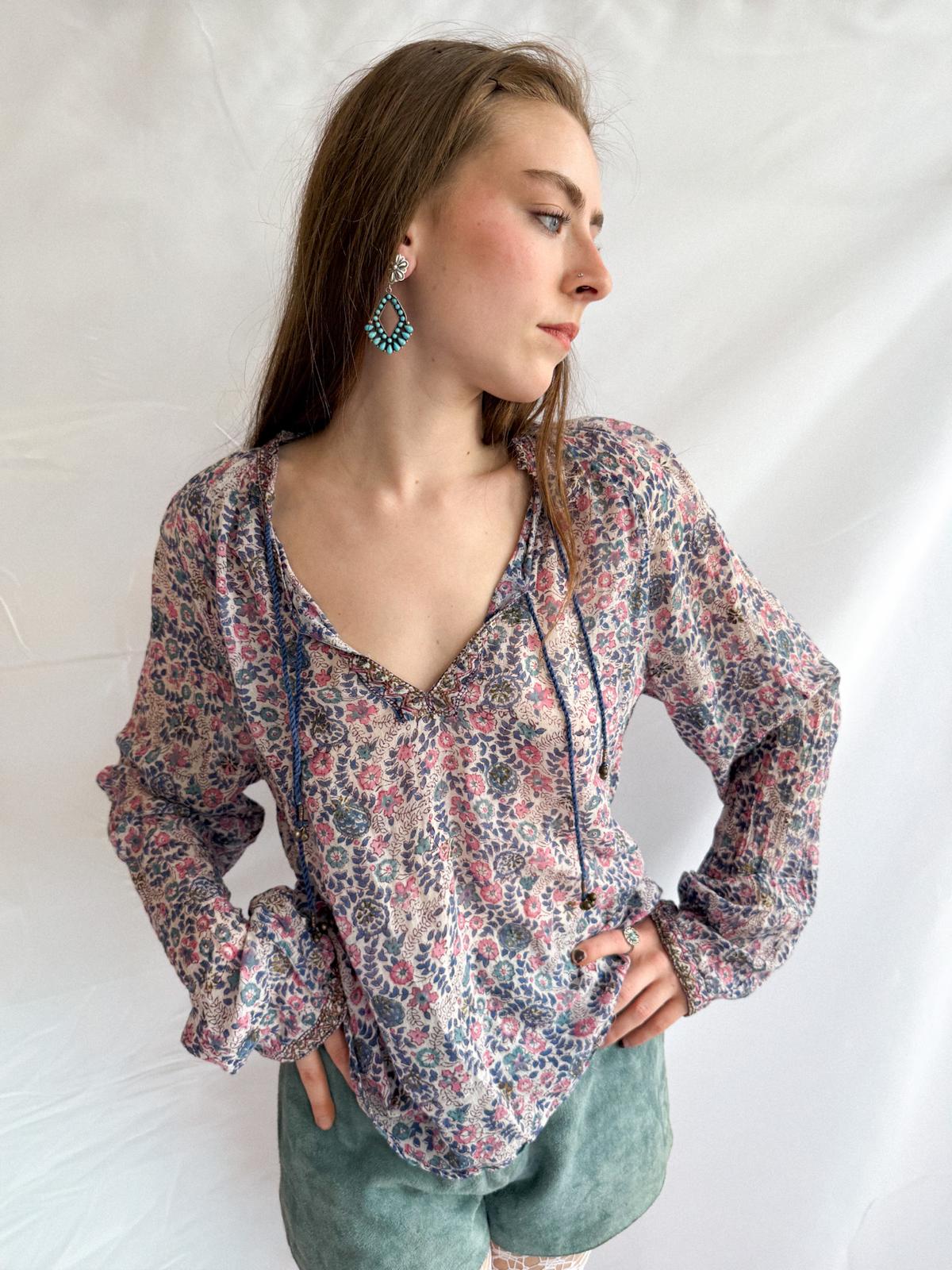 1970er Adini Baumwoll-Gaze-Bluse – Indisches Blockprint-Gaze-Oberteil mit Goldprägung und Glockenquasten