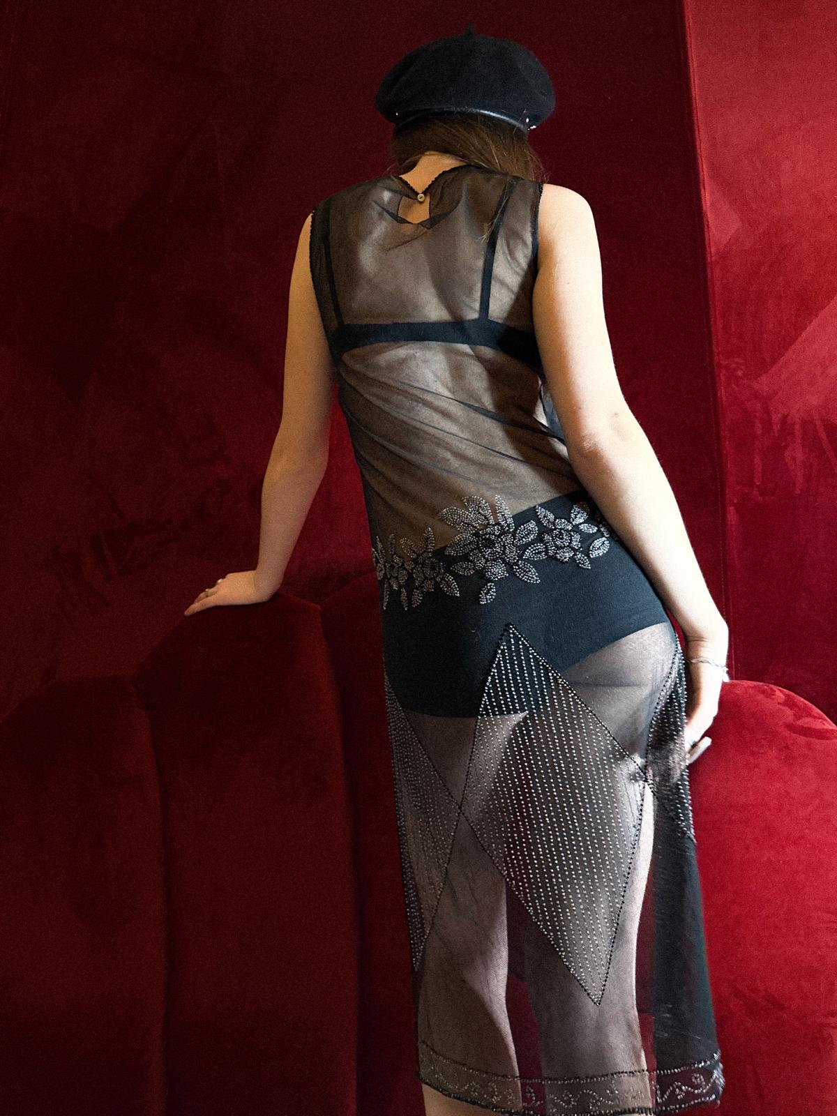 Antikes Flapper-Kleid aus den 1920er Jahren mit Perlenstickerei und geometrischen Kristallverzierungen