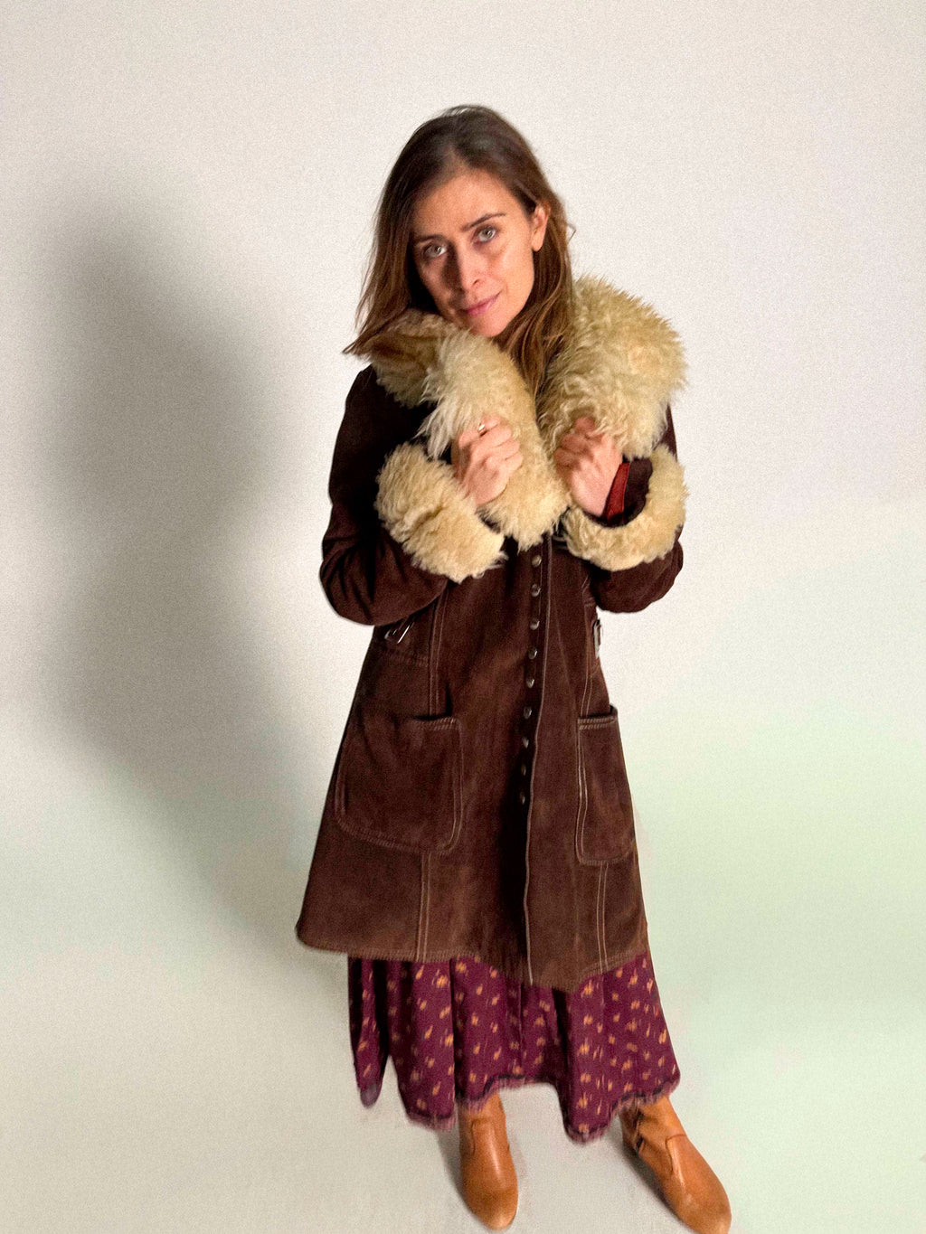 Brauner Wildleder-Penny-Lane-Mantel aus den 1970er-Jahren mit Knopfleiste und opulentem Schaffellkragen