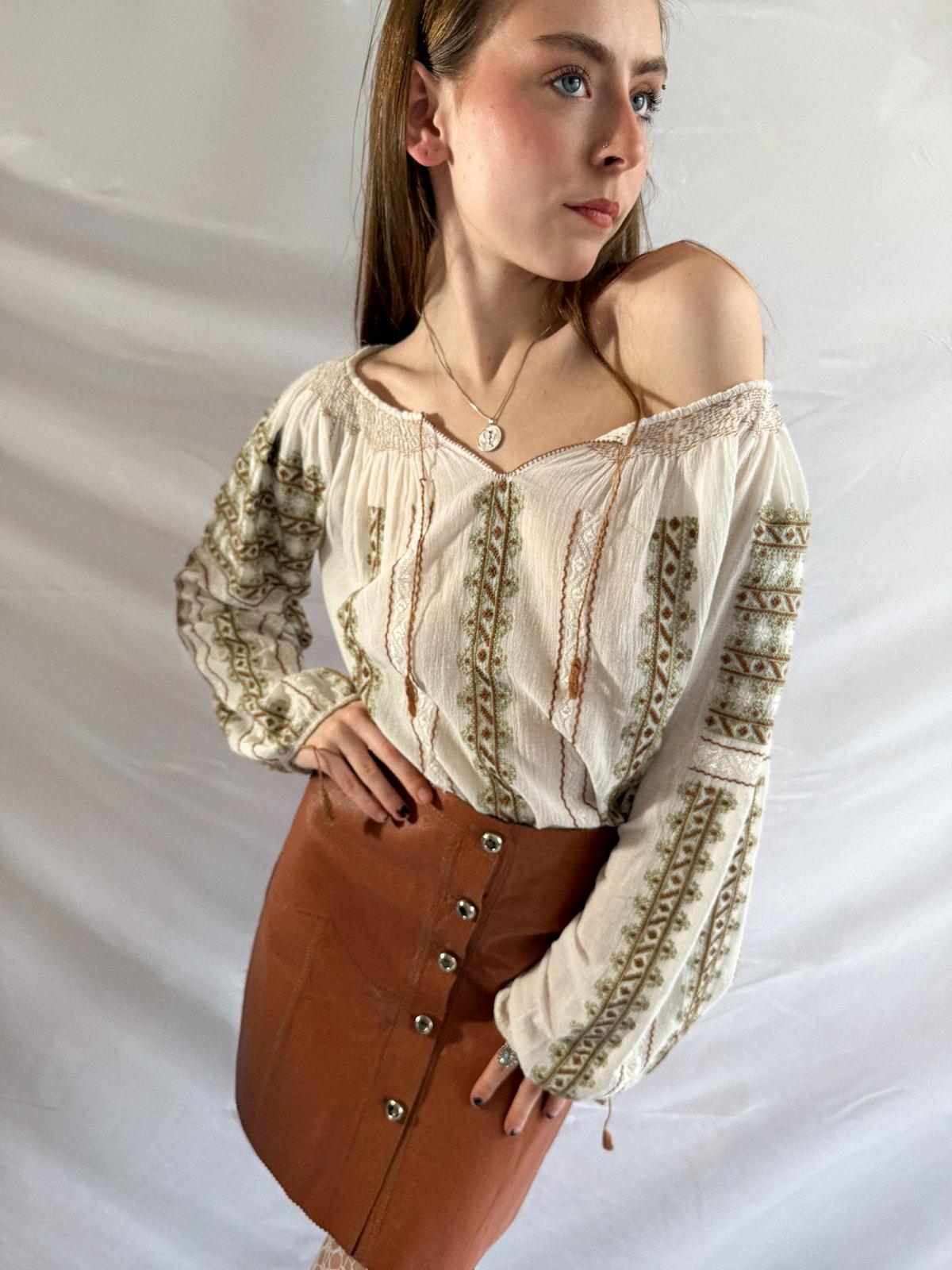 Handbestickte Volksbluse aus den 1940ern – Vintage-Bauernoberteil aus cremefarbener Baumwollgaze