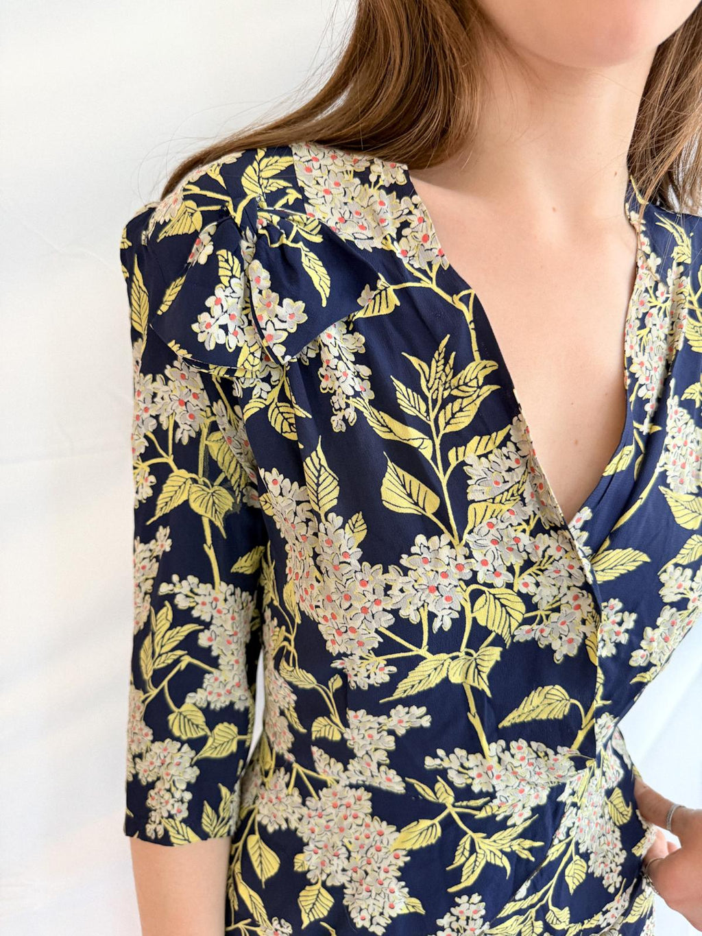 Seidenweiches kaltes Viskose-Blumenkleid aus den 1940er Jahren mit Schößchen