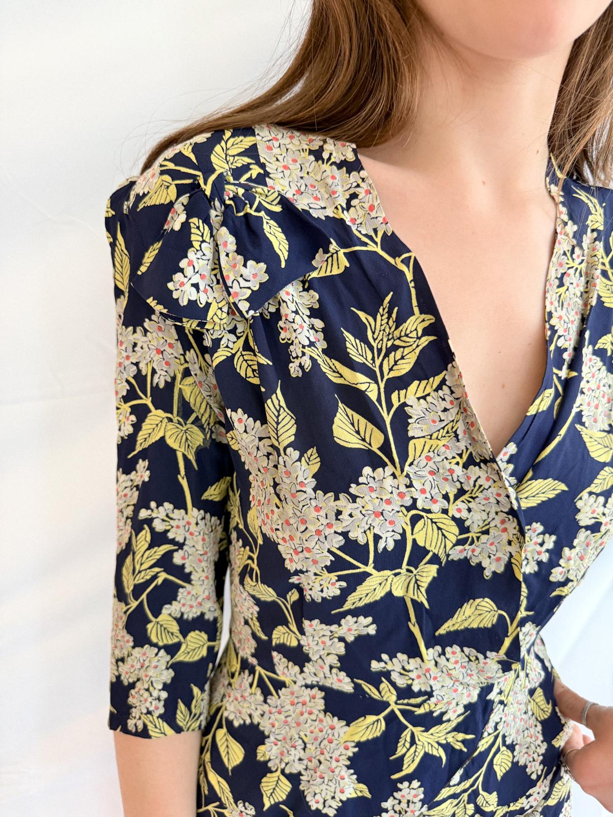 Seidenweiches kaltes Viskose-Blumenkleid aus den 1940er Jahren mit Schößchen