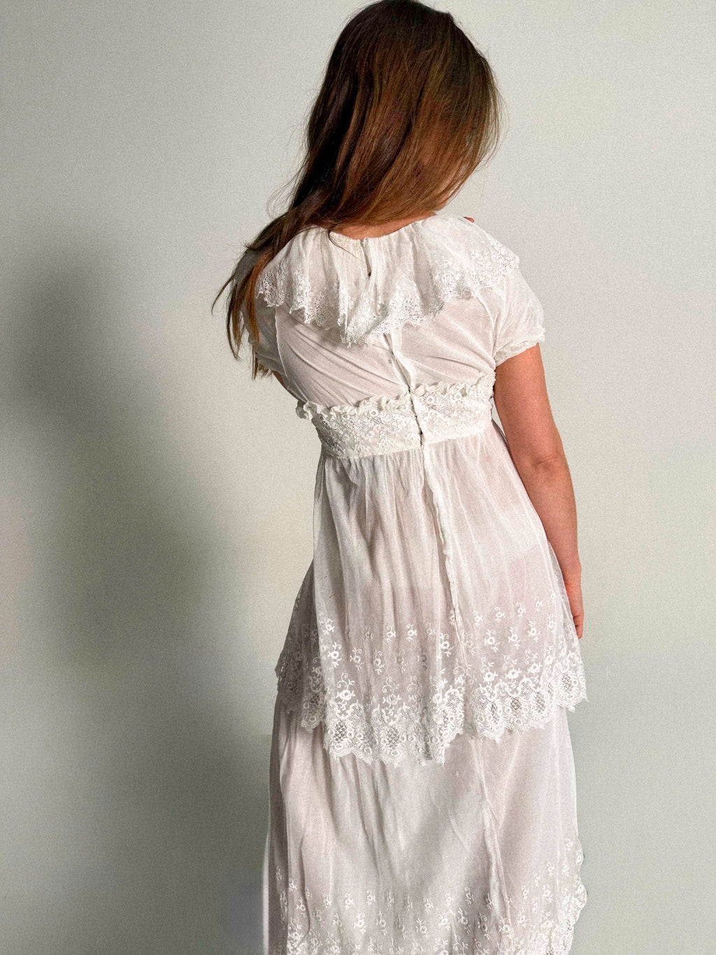 Edwardianisches Tageskleid aus Baumwolle und Mesh mit mehreren Lagen und Rüschenkragen aus Spitze