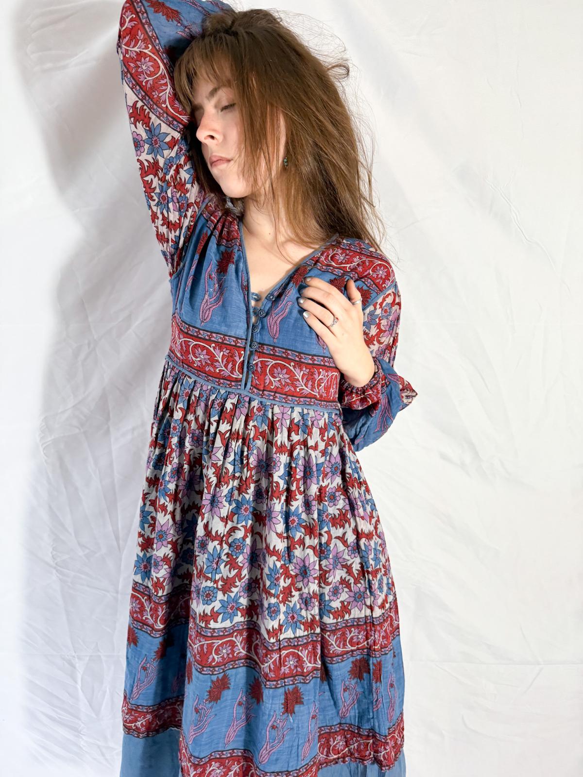 Indisches Baumwoll-Gaze-Blockprint-Kleid mit Stufenrock aus den 70ern (Deadstock)