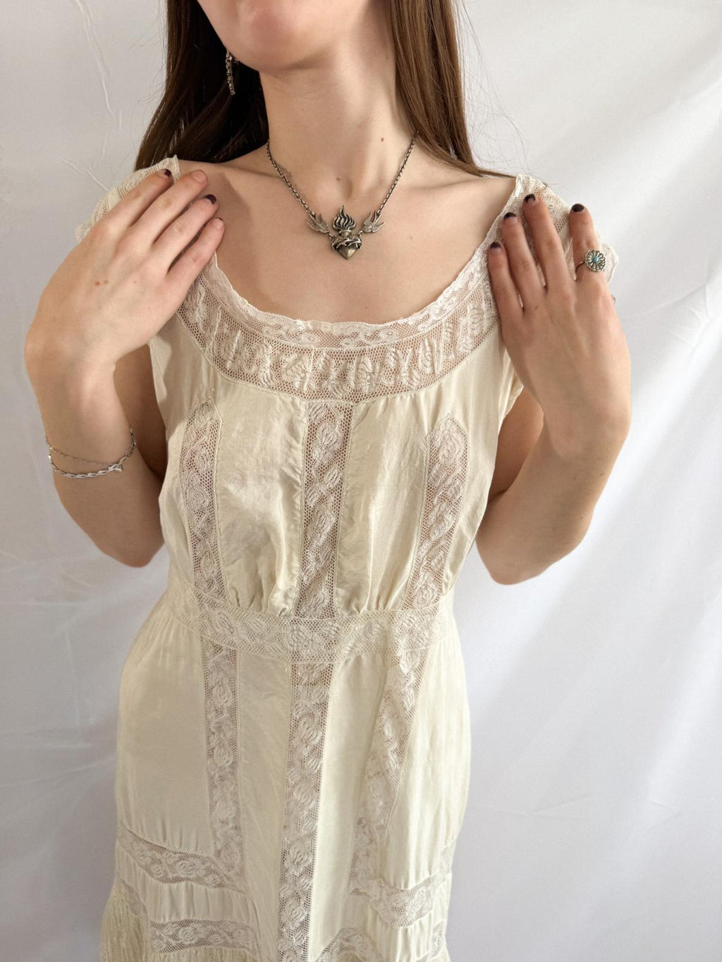 Spätedwardianisches Seidenkleid mit Spitze – Antikcremefarbenes Hochzeits-/Dessouskleid aus Seide mit Empire-Taille und Spitzenpaneelen
