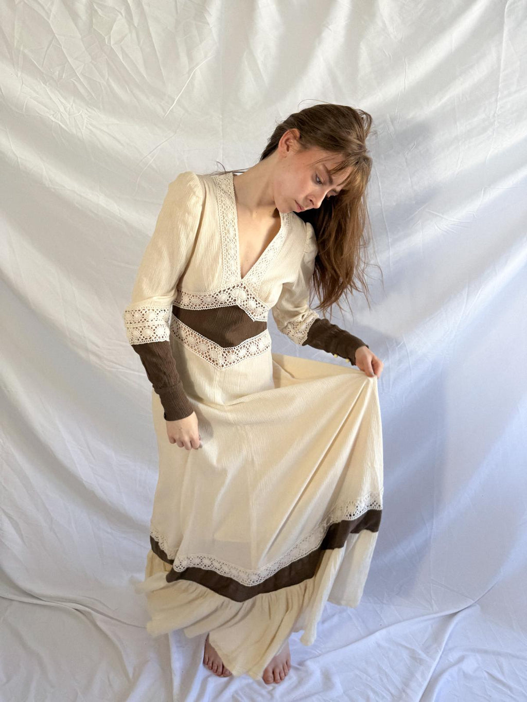 Maxikleid aus Käseband und Häkelspitze der 70er Jahre