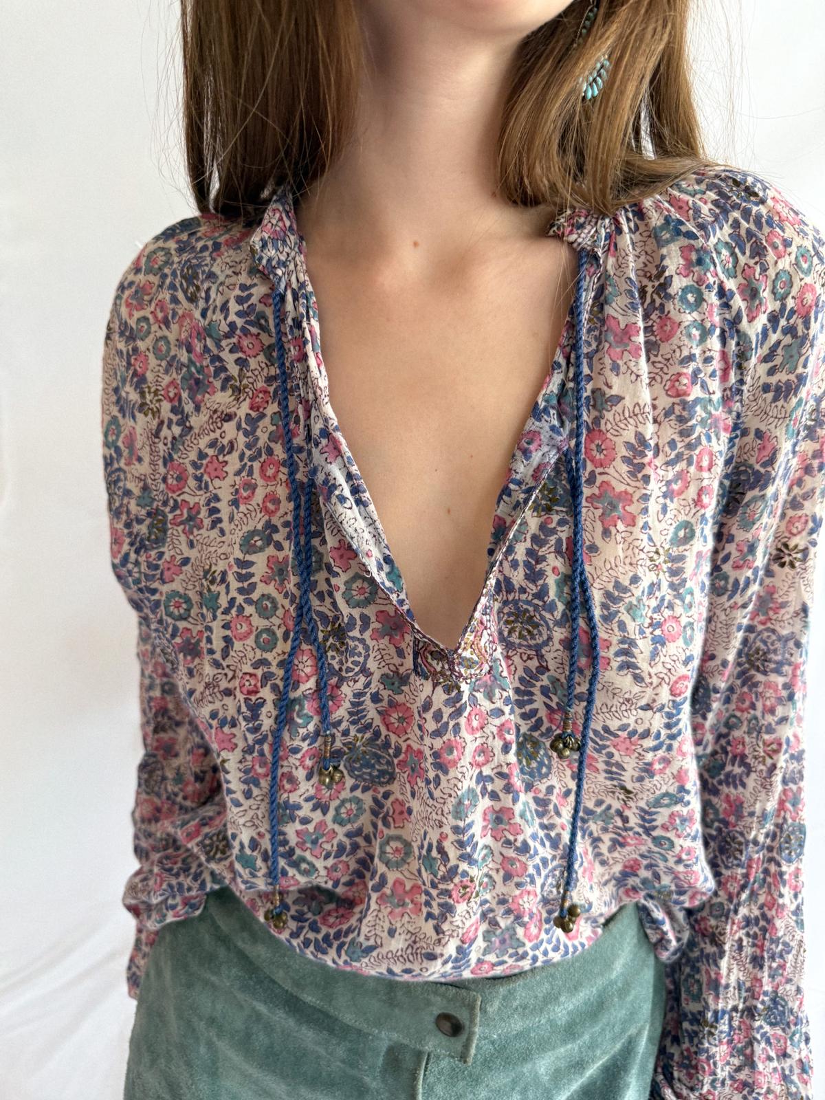 1970er Adini Baumwoll-Gaze-Bluse – Indisches Blockprint-Gaze-Oberteil mit Goldprägung und Glockenquasten