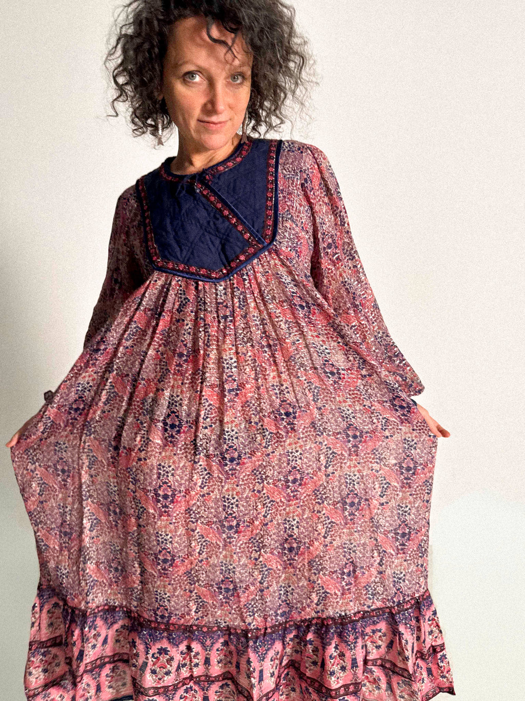 Indisches Baumwollgaze-Kleid aus den 1970er Jahren mit silbernem Lurex und gesteppter Passe