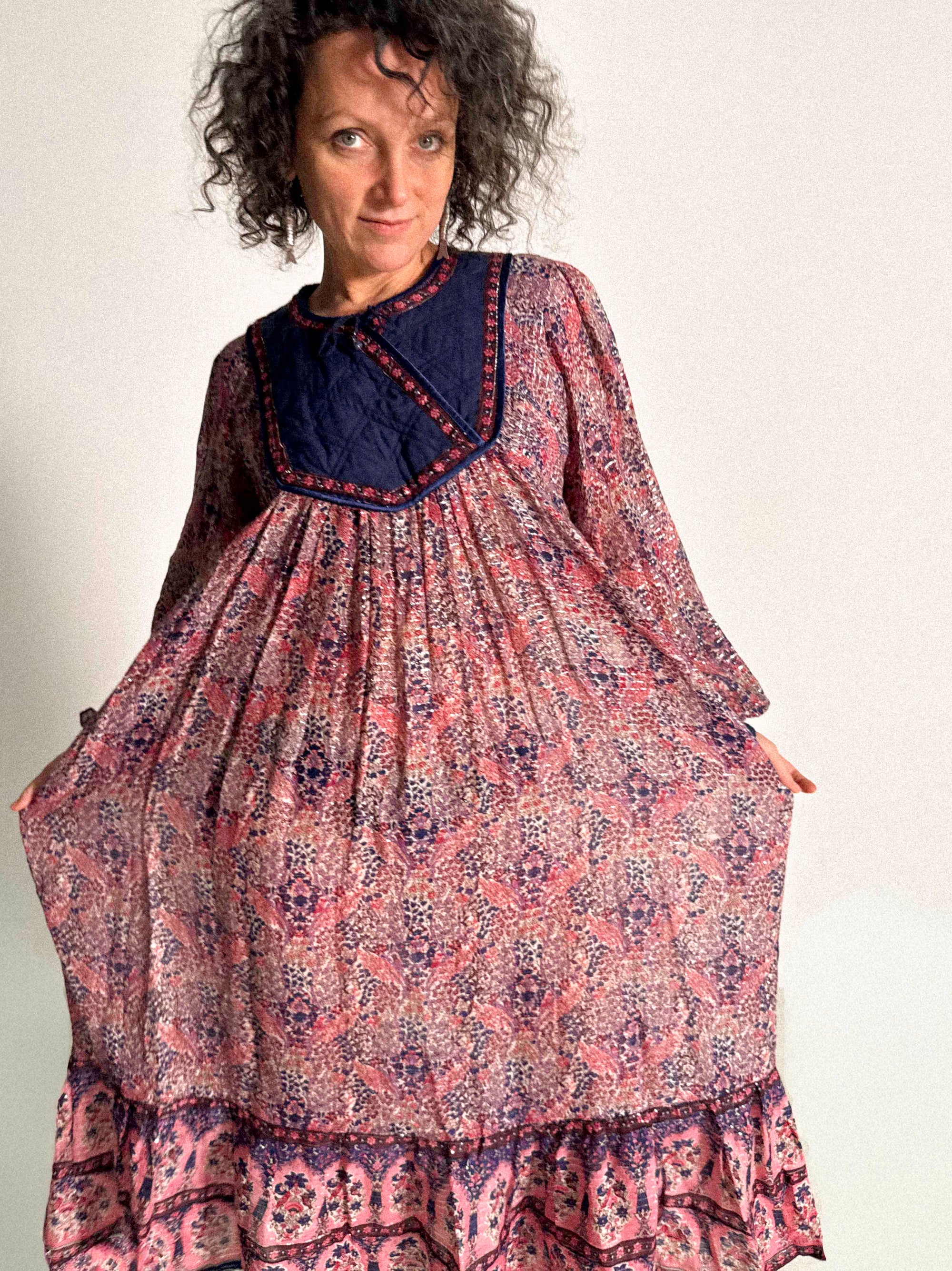 Indisches Baumwollgaze-Kleid aus den 1970er Jahren mit silbernem Lurex und gesteppter Passe