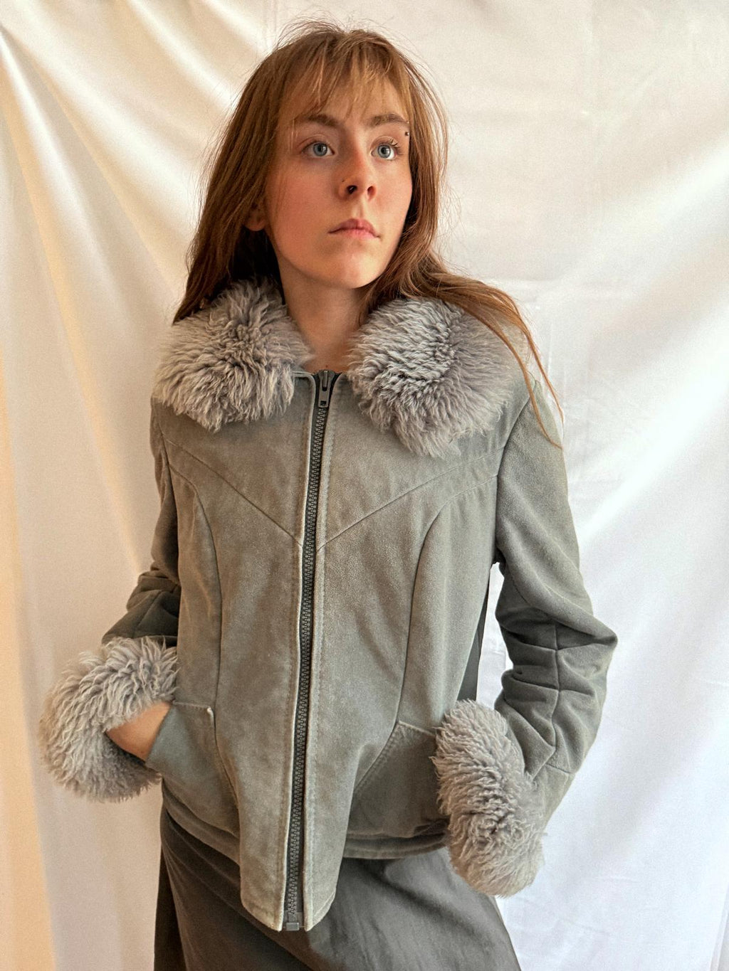 Taubenblaue Wildlederjacke aus den 1970er Jahren mit toskanischem Pelz