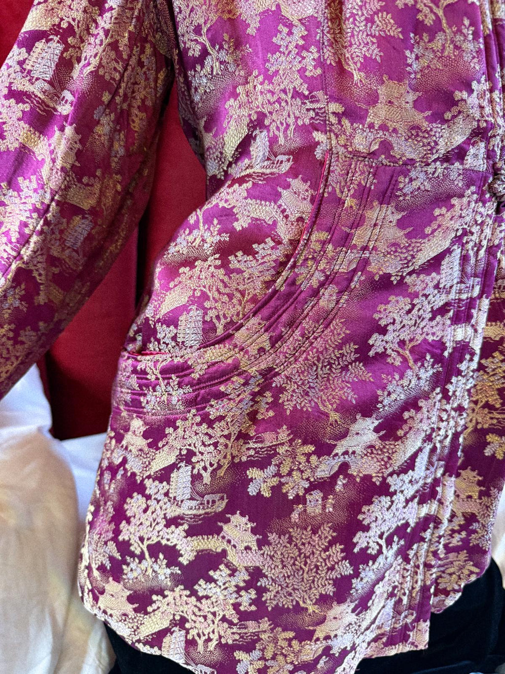 Seidenjacquardjacke aus den 1940er Jahren mit Art-Deco-Details und Froschverschlüssen