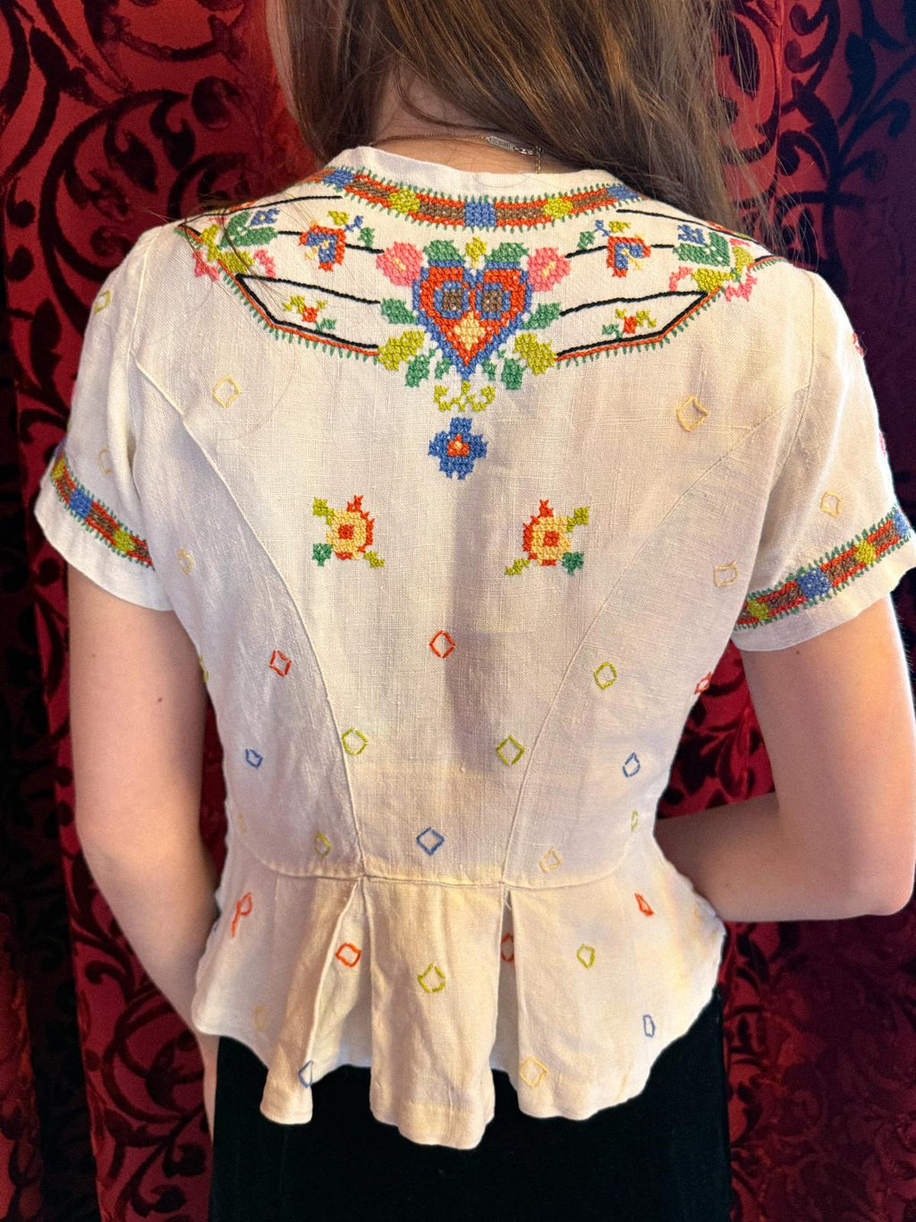 Bestickte Folk-Bluse aus den 1930er Jahren mit taillierter Taille und Schößchen am Rücken