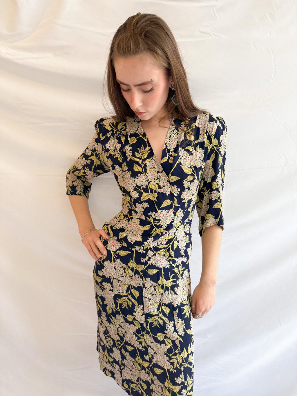 Seidenweiches kaltes Viskose-Blumenkleid aus den 1940er Jahren mit Schößchen