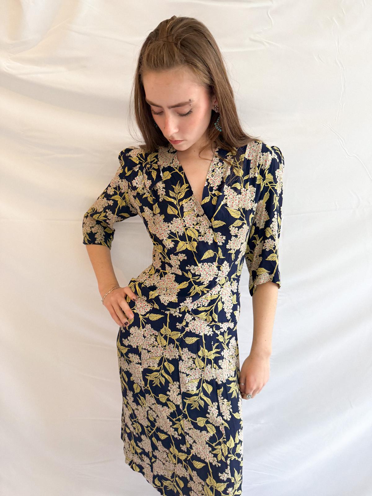 Seidenweiches kaltes Viskose-Blumenkleid aus den 1940er Jahren mit Schößchen