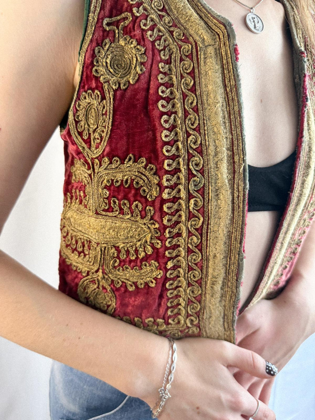Antike, vom Osmanischen Stil beeinflusste Textilweste aus dem frühen 20. Jahrhundert, goldbestickte Samtweste