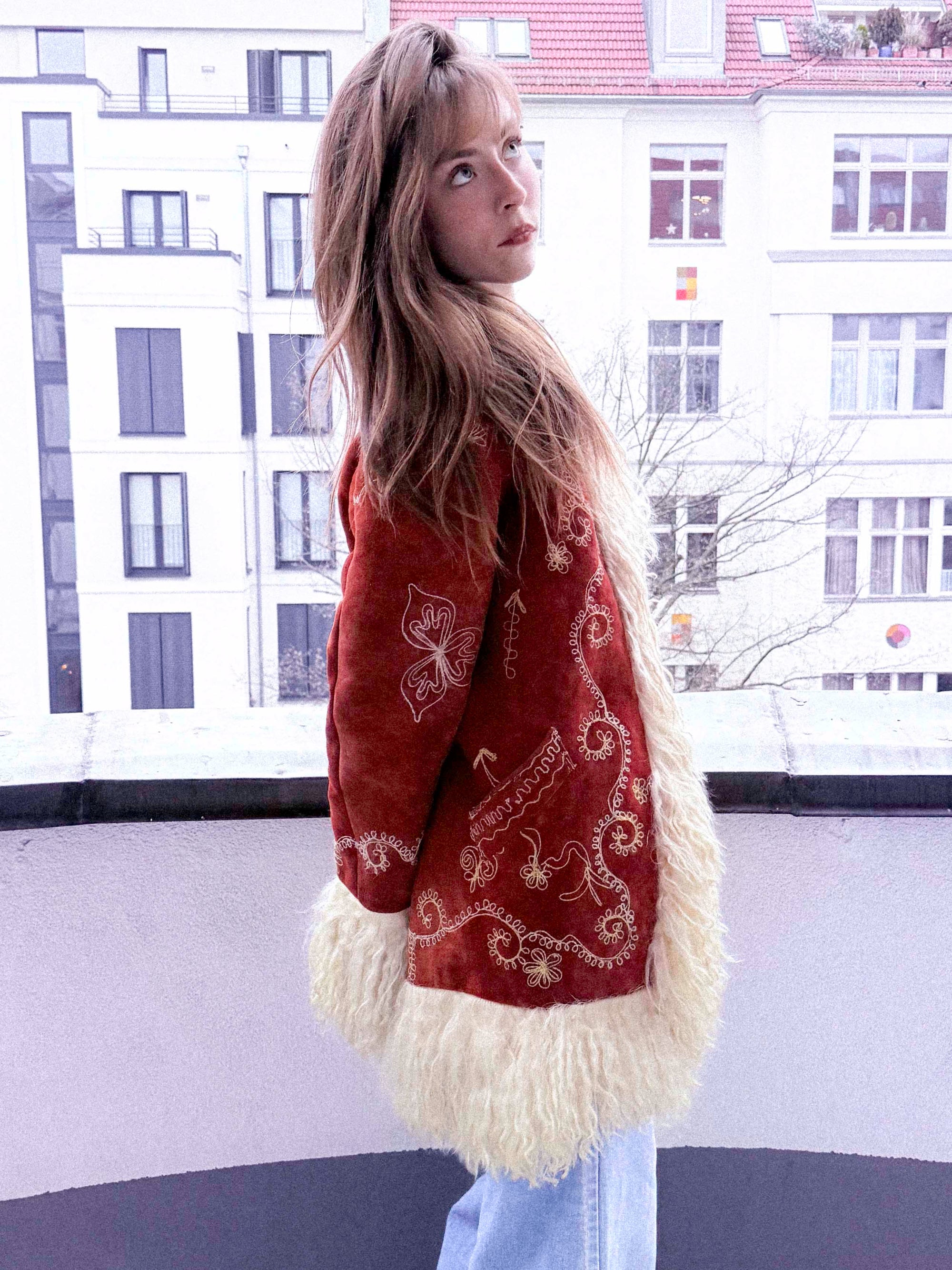 Seltener Penny Lane Mantel aus afghanischem Wildleder und Lammfell aus den 1960er Jahren – Tomatenrot mit cremefarbenen Besätzen