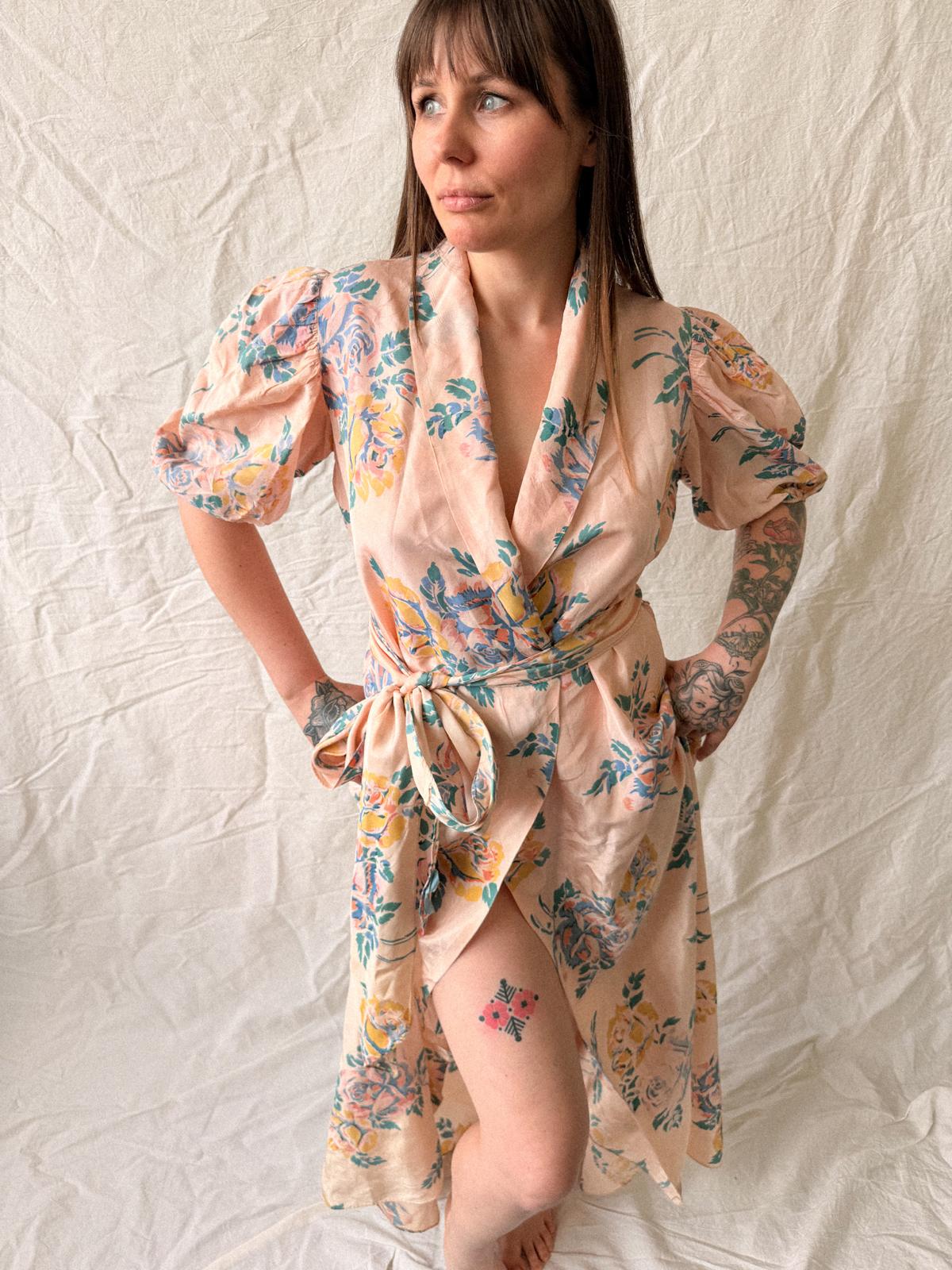 1930s Floral Rayon Taffeta Hostess Gown / Housecoat