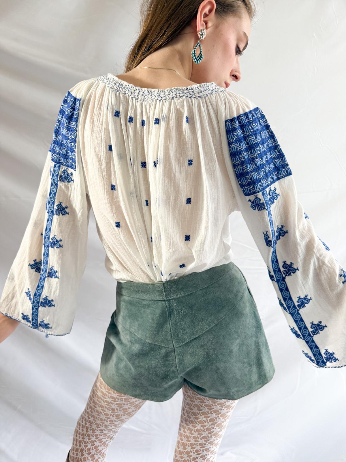 Bestickte Bluse aus Osteuropa der 1940er Jahre – handbestickte blaue Folklore-Bluse aus Baumwollgaze