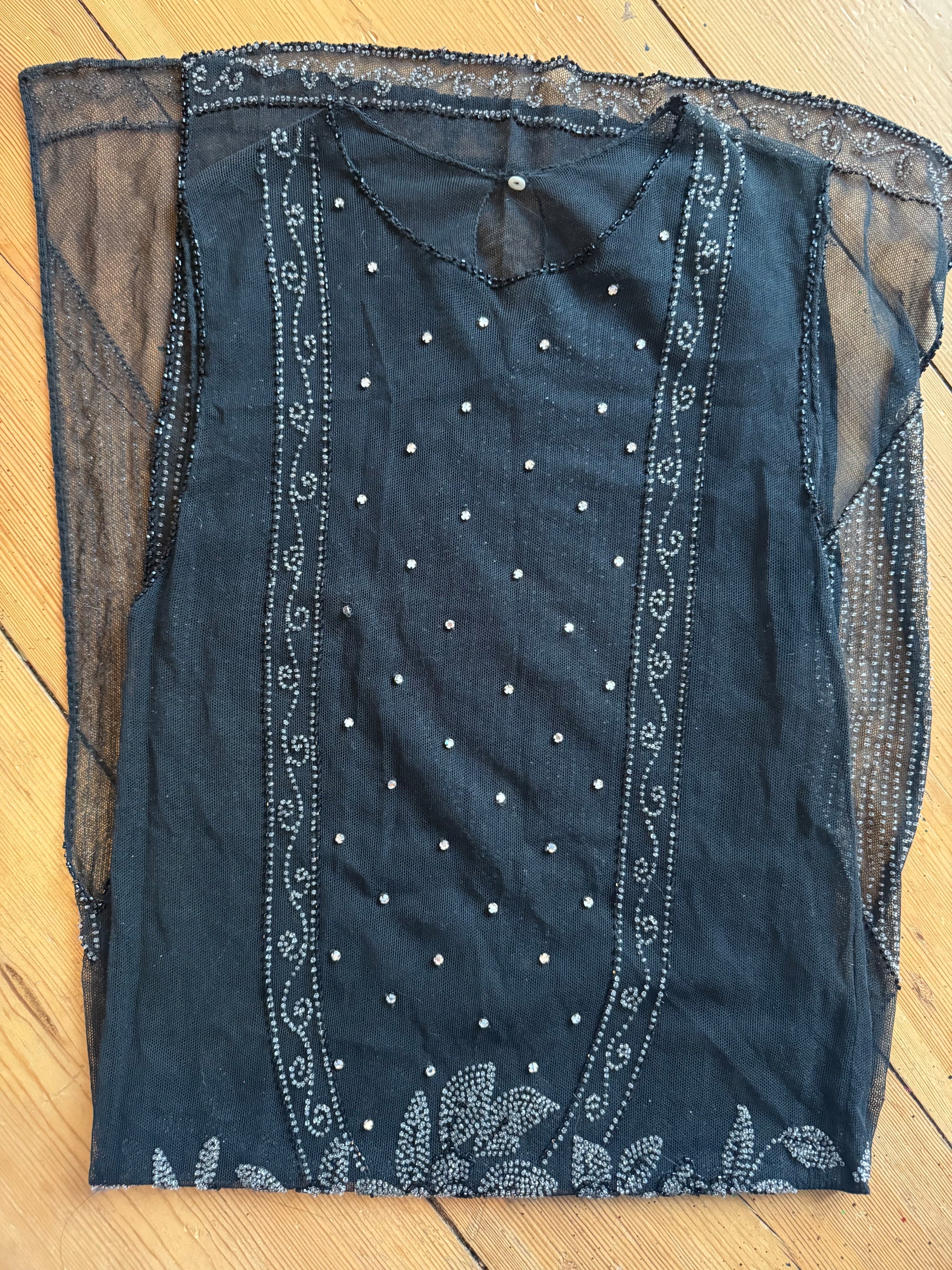 Antikes Flapper-Kleid aus den 1920er Jahren mit Perlenstickerei und geometrischen Kristallverzierungen