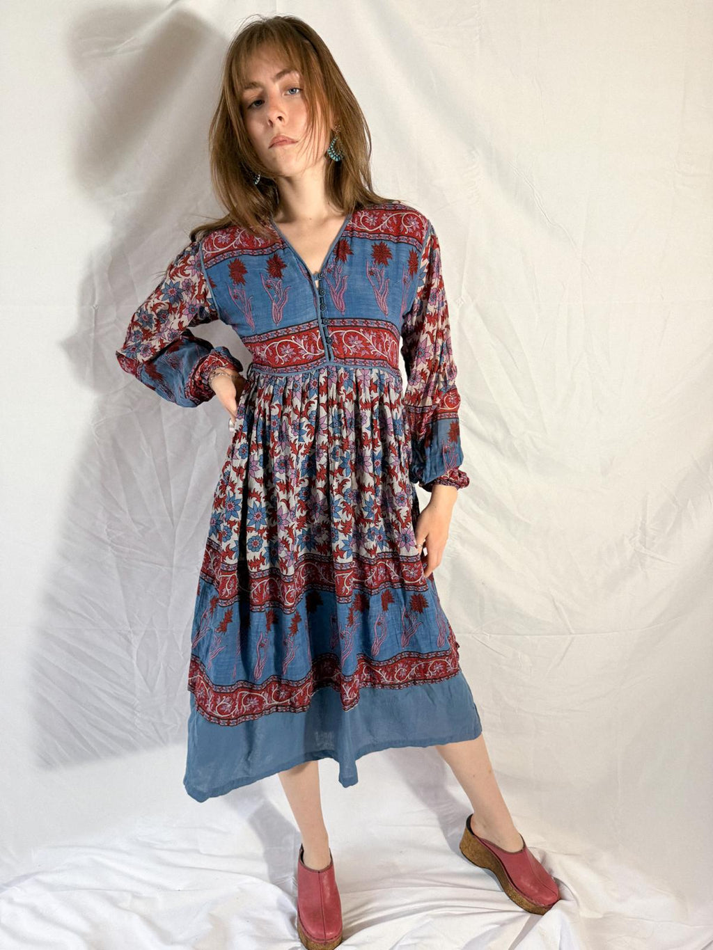 Indisches Baumwoll-Gaze-Blockprint-Kleid mit Stufenrock aus den 70ern (Deadstock)