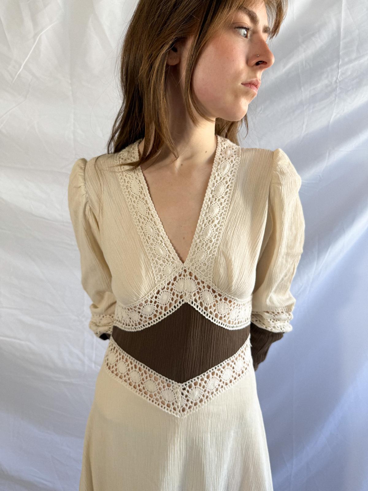 Maxikleid aus Käseband und Häkelspitze der 70er Jahre