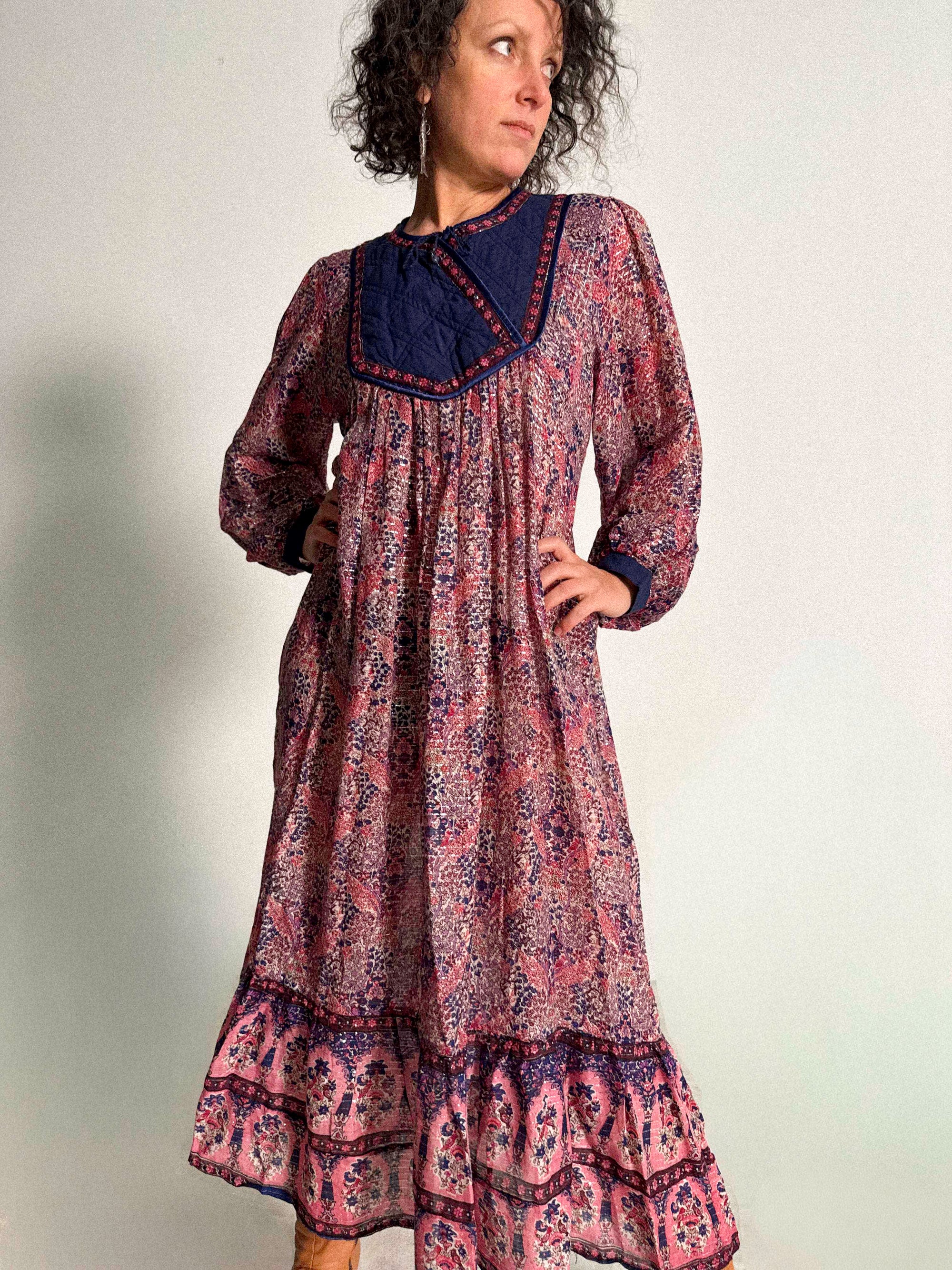 Indisches Baumwollgaze-Kleid aus den 1970er Jahren mit silbernem Lurex und gesteppter Passe