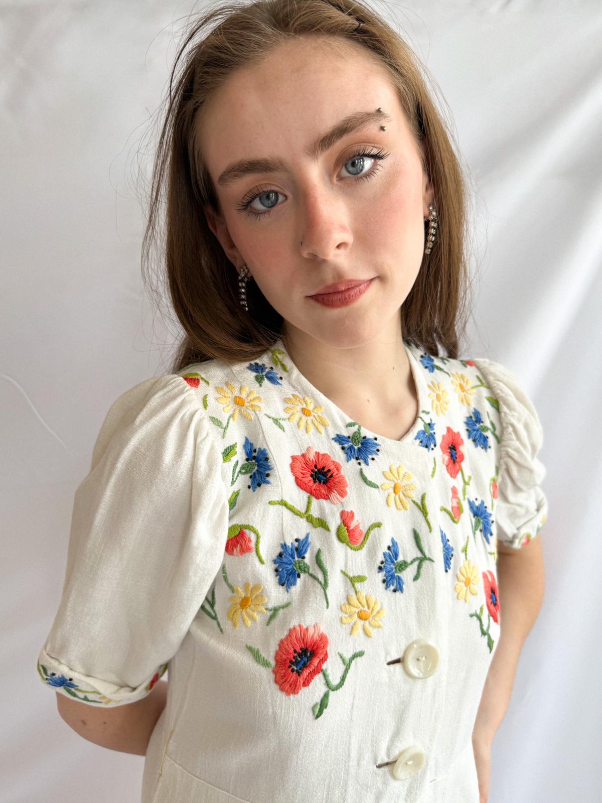 Besticktes Leinenkleid aus den 1940er Jahren – Vintage Blumen-Trachtenkleid mit Mohn- und Kornblumenstickerei