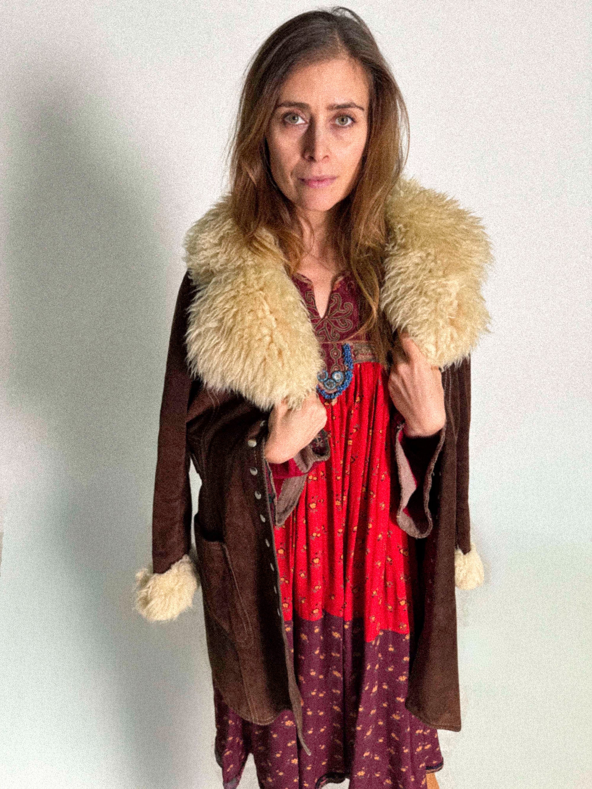 Brauner Wildleder-Penny-Lane-Mantel aus den 1970er-Jahren mit Knopfleiste und opulentem Schaffellkragen